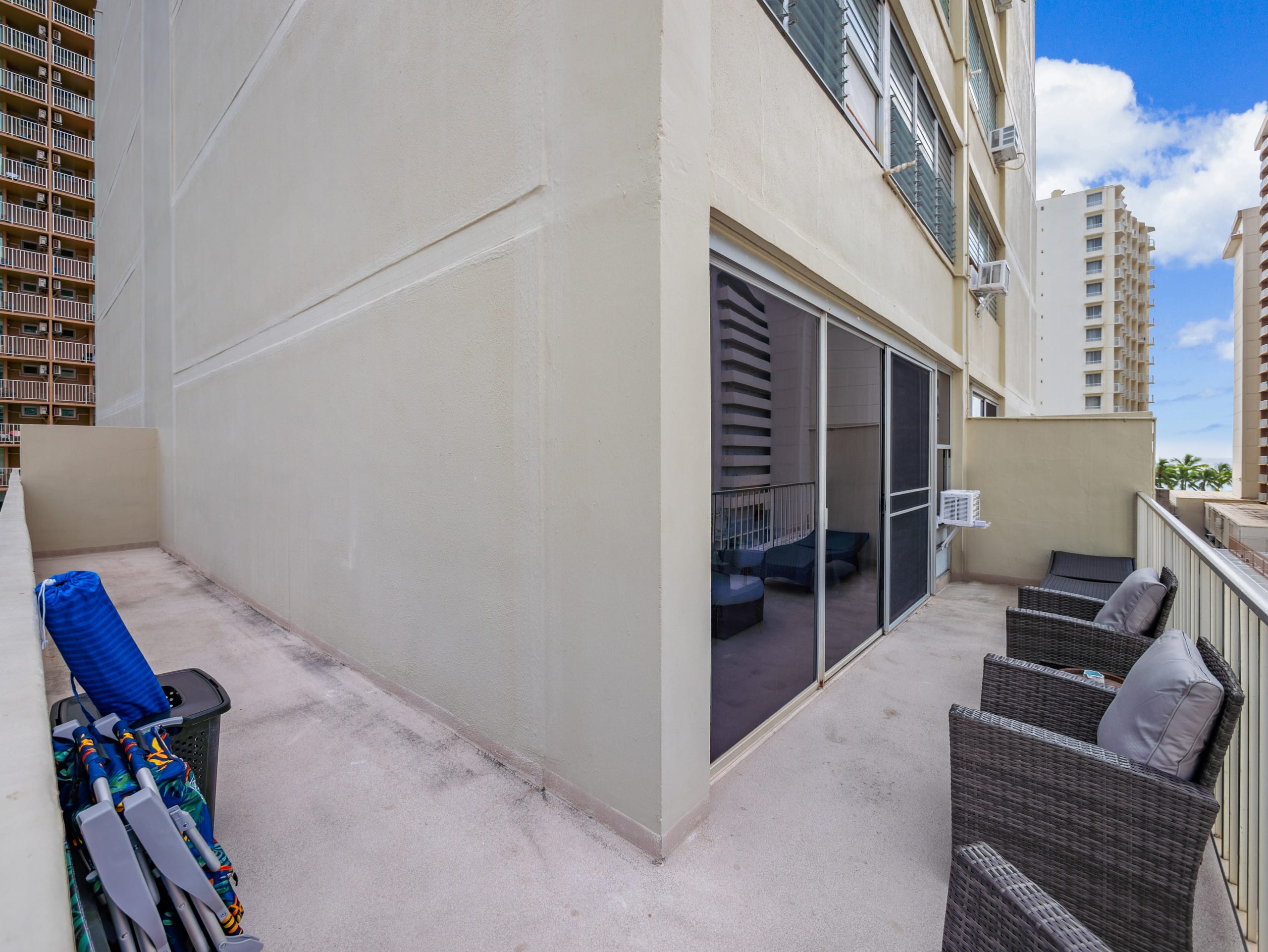 Stylish Renovated Studio with Parking in Waikiki! - Image 28
