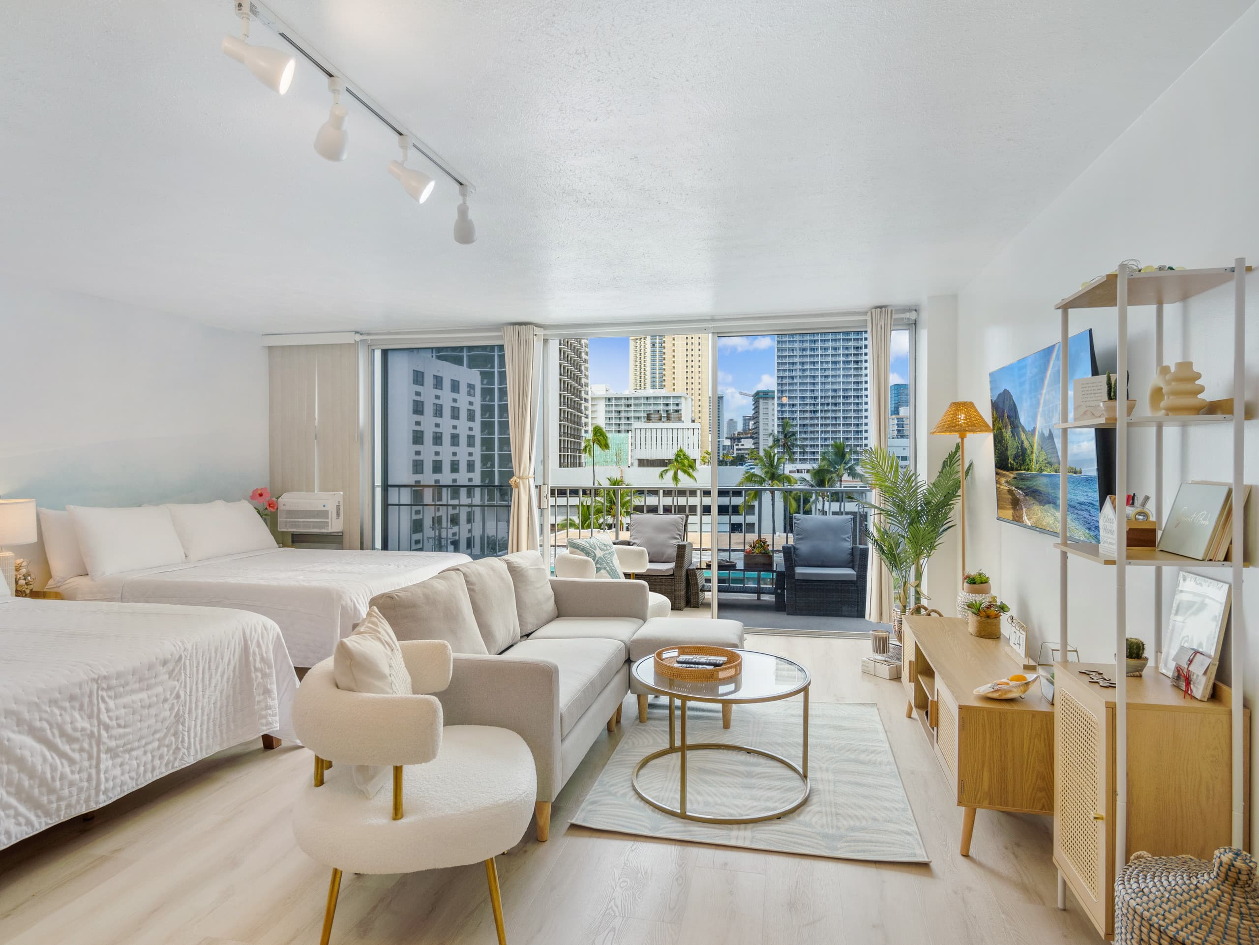 Stylish Renovated Studio with Parking in Waikiki! - Image 37