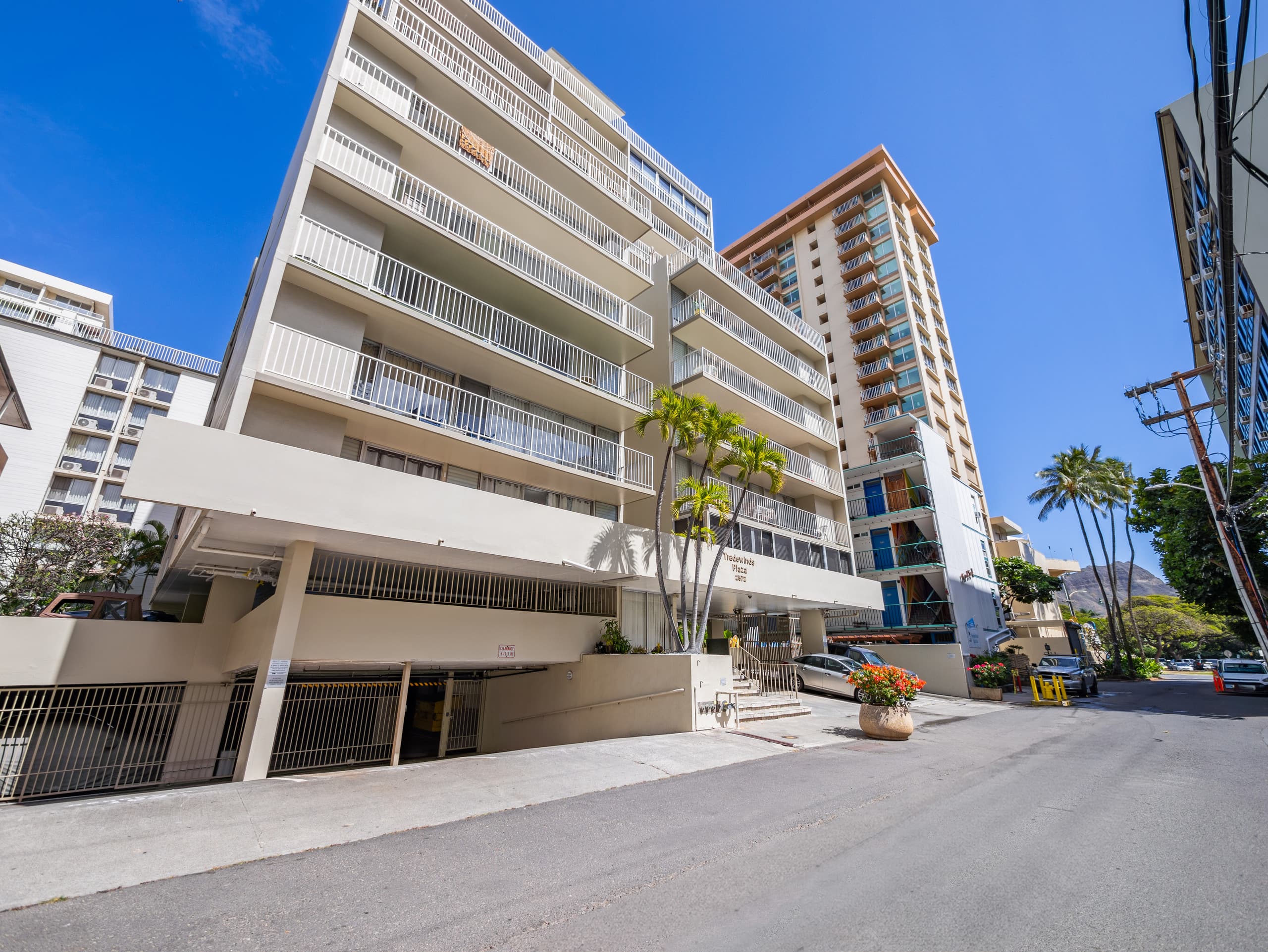 Stylish Renovated Studio with Parking in Waikiki! - Image 30