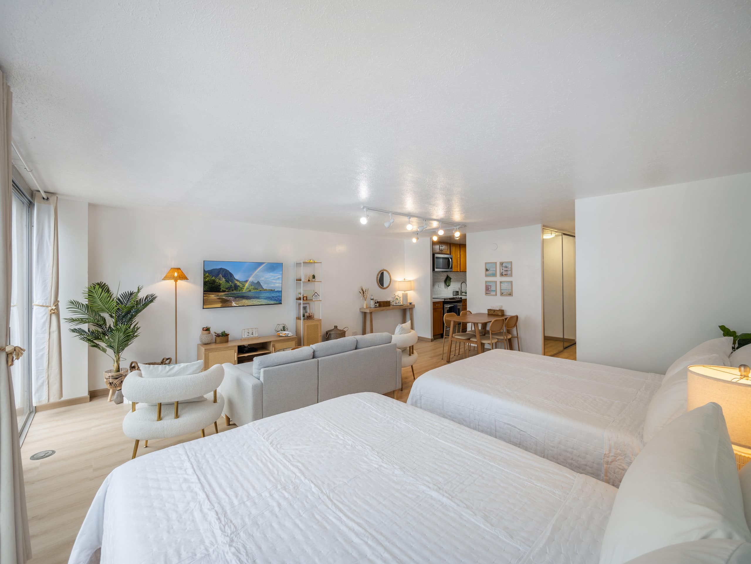 Stylish Renovated Studio with Parking in Waikiki! - Image 34