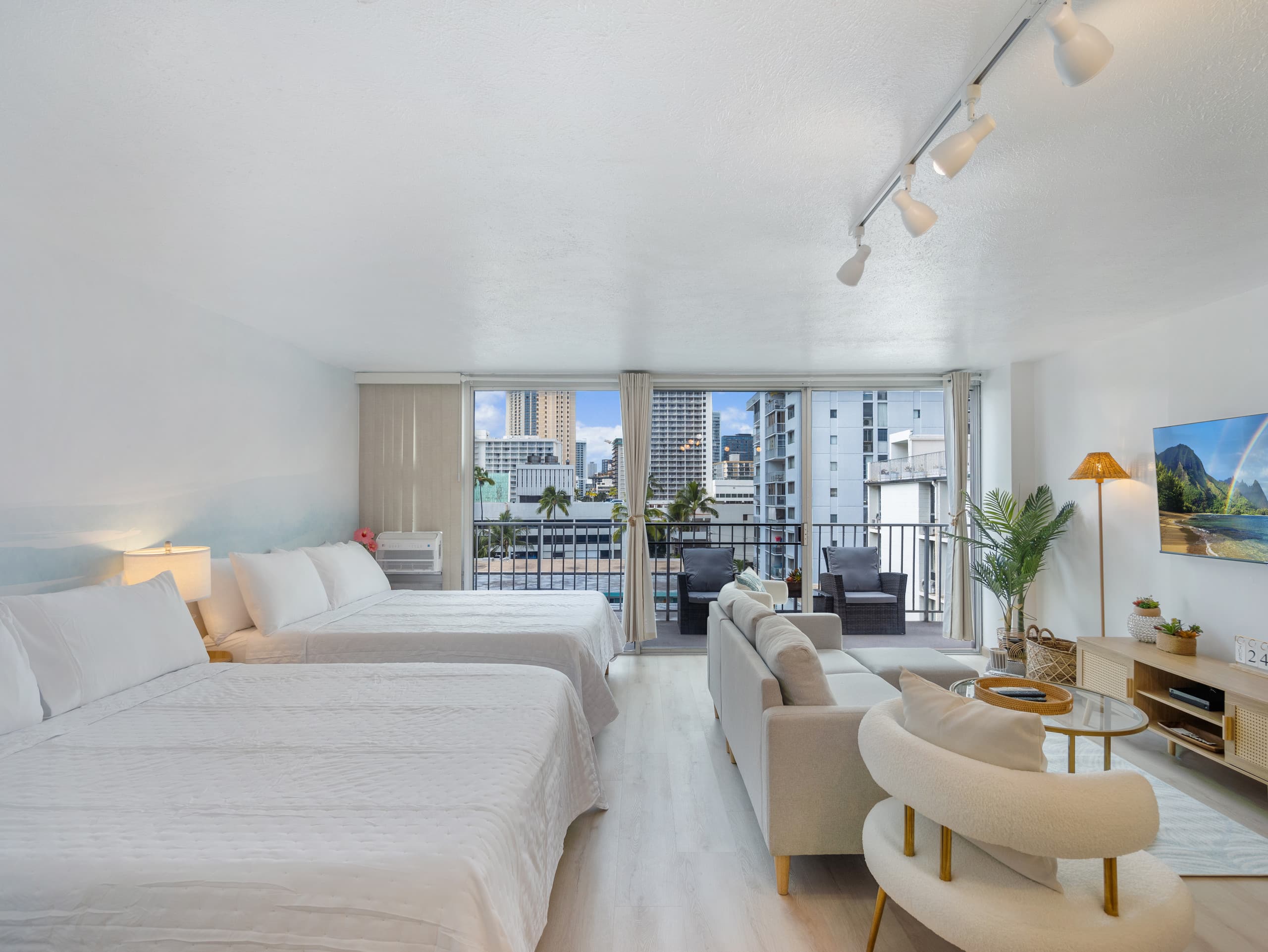 Stylish Renovated Studio with Parking in Waikiki! - Image 38