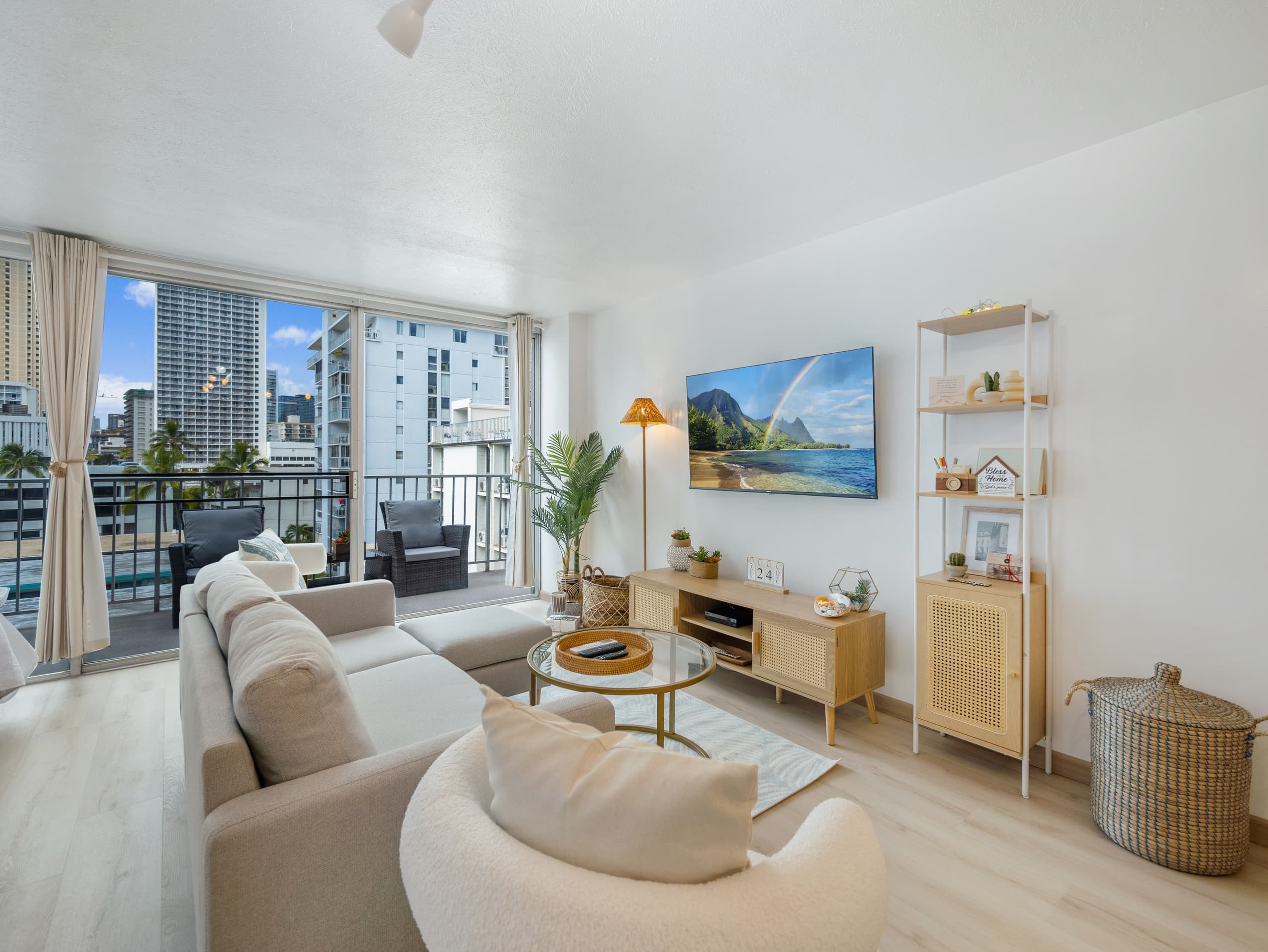Stylish Renovated Studio with Parking in Waikiki! - Image 7