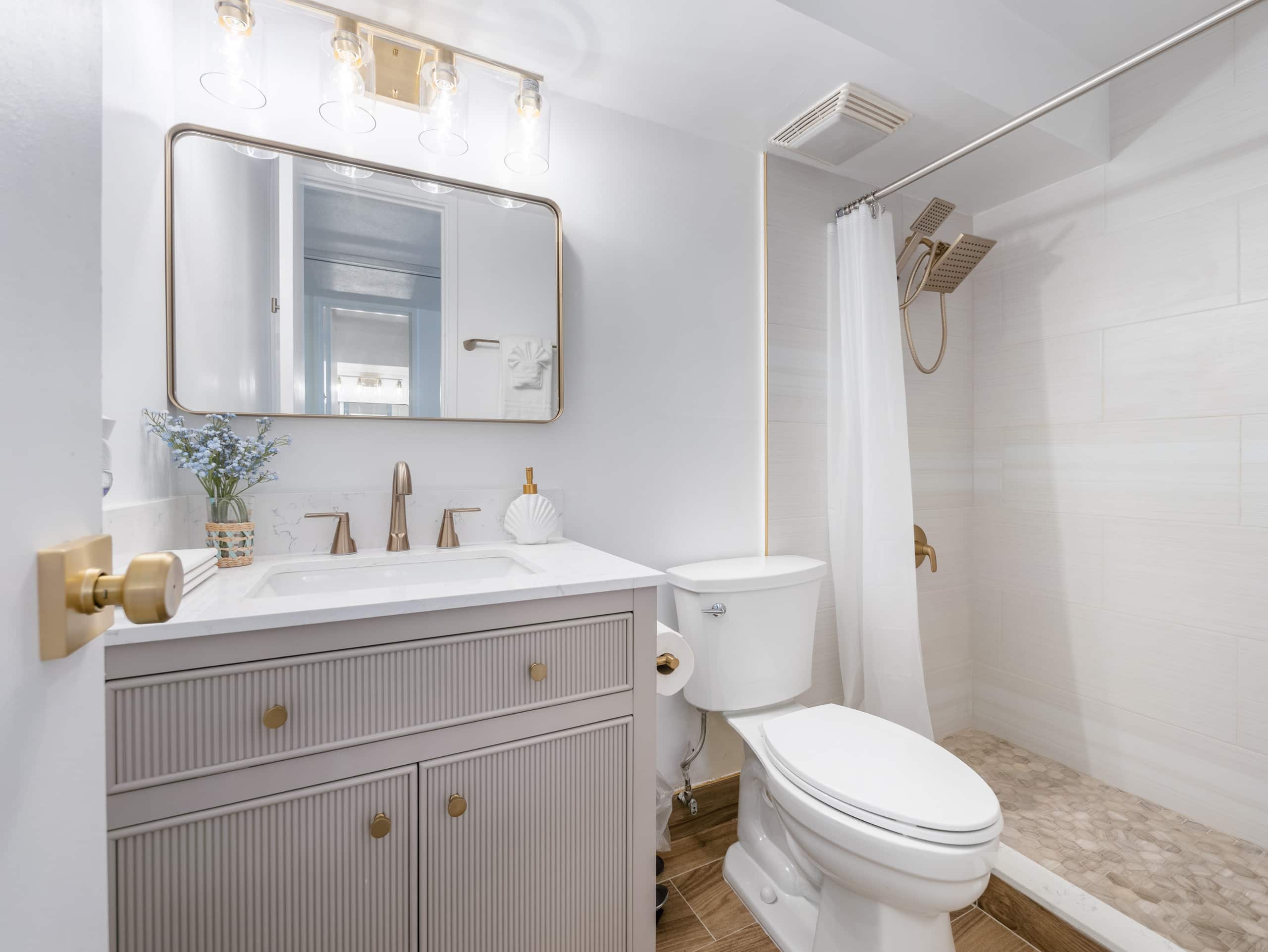 Stylish Renovated Studio with Parking in Waikiki! - Image 19