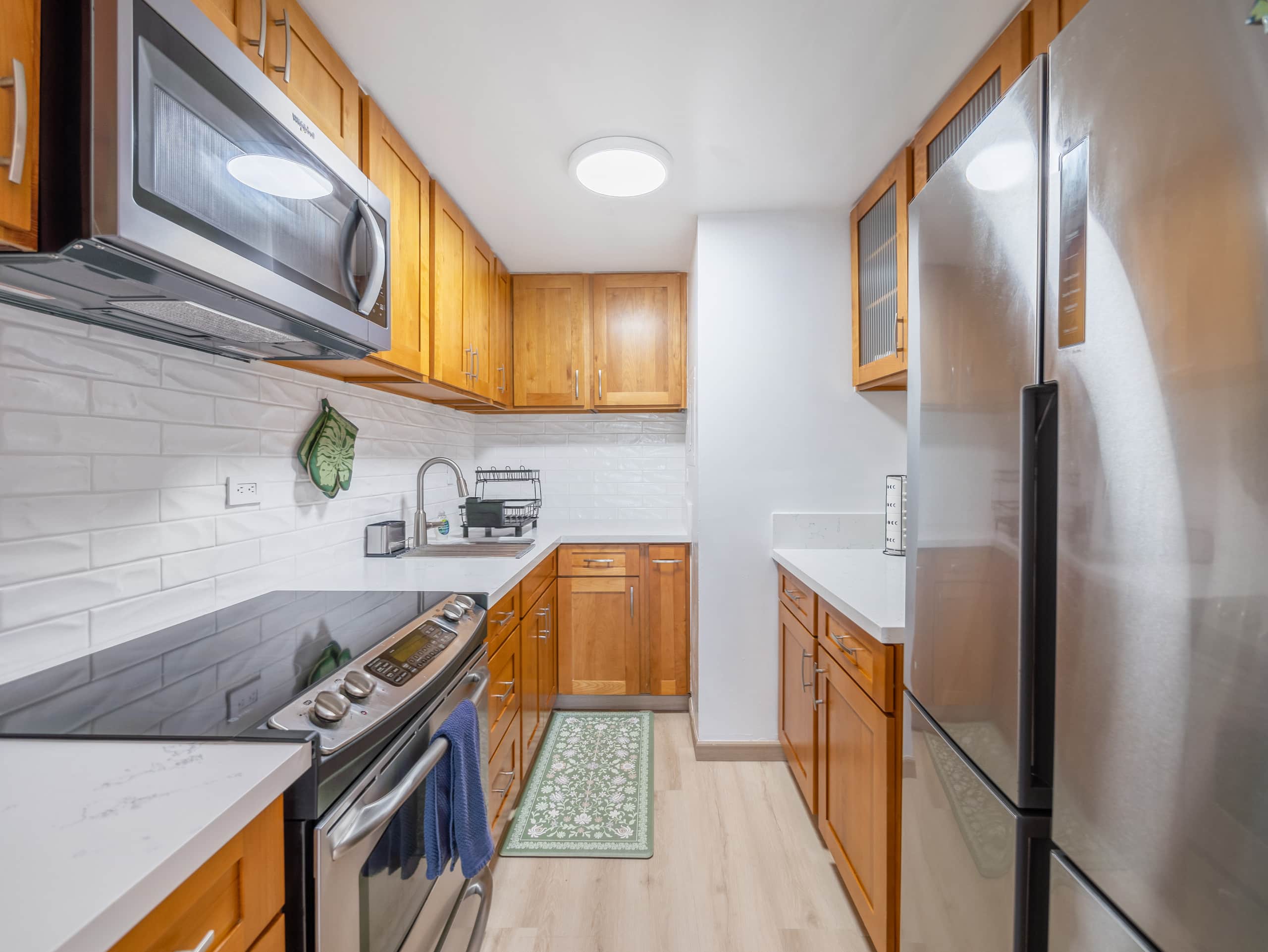 Stylish Renovated Studio with Parking in Waikiki! - Image 9
