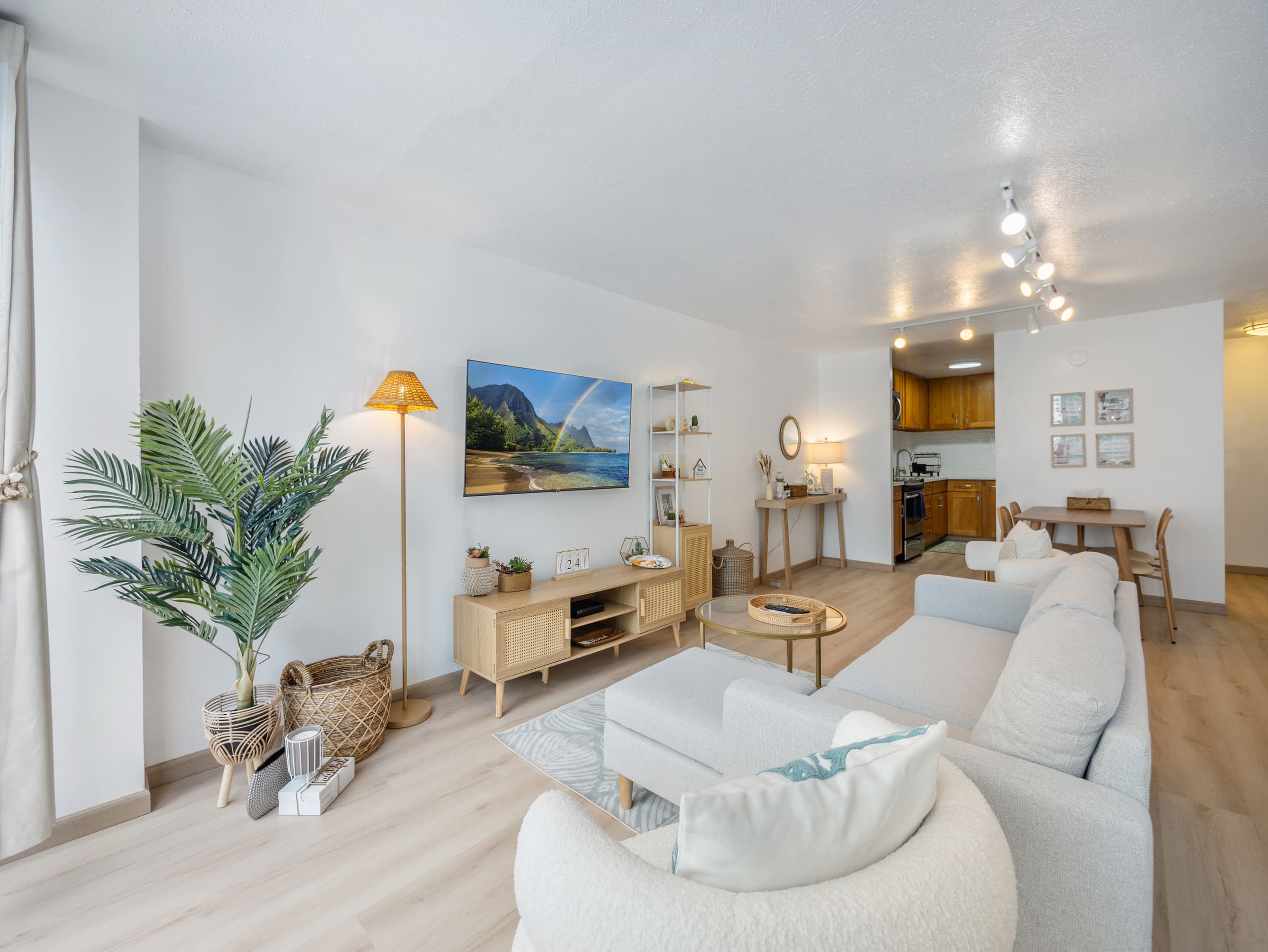 Stylish Renovated Studio with Parking in Waikiki! - Image 3