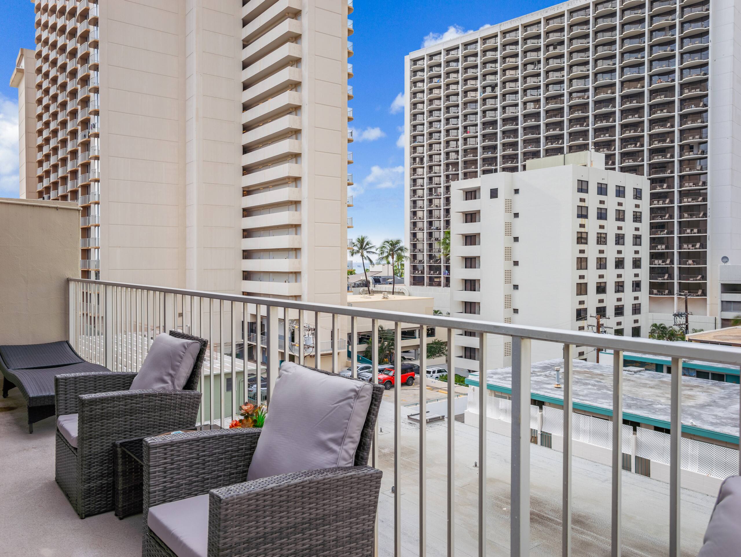 Stylish Renovated Studio with Parking in Waikiki! - Image 24