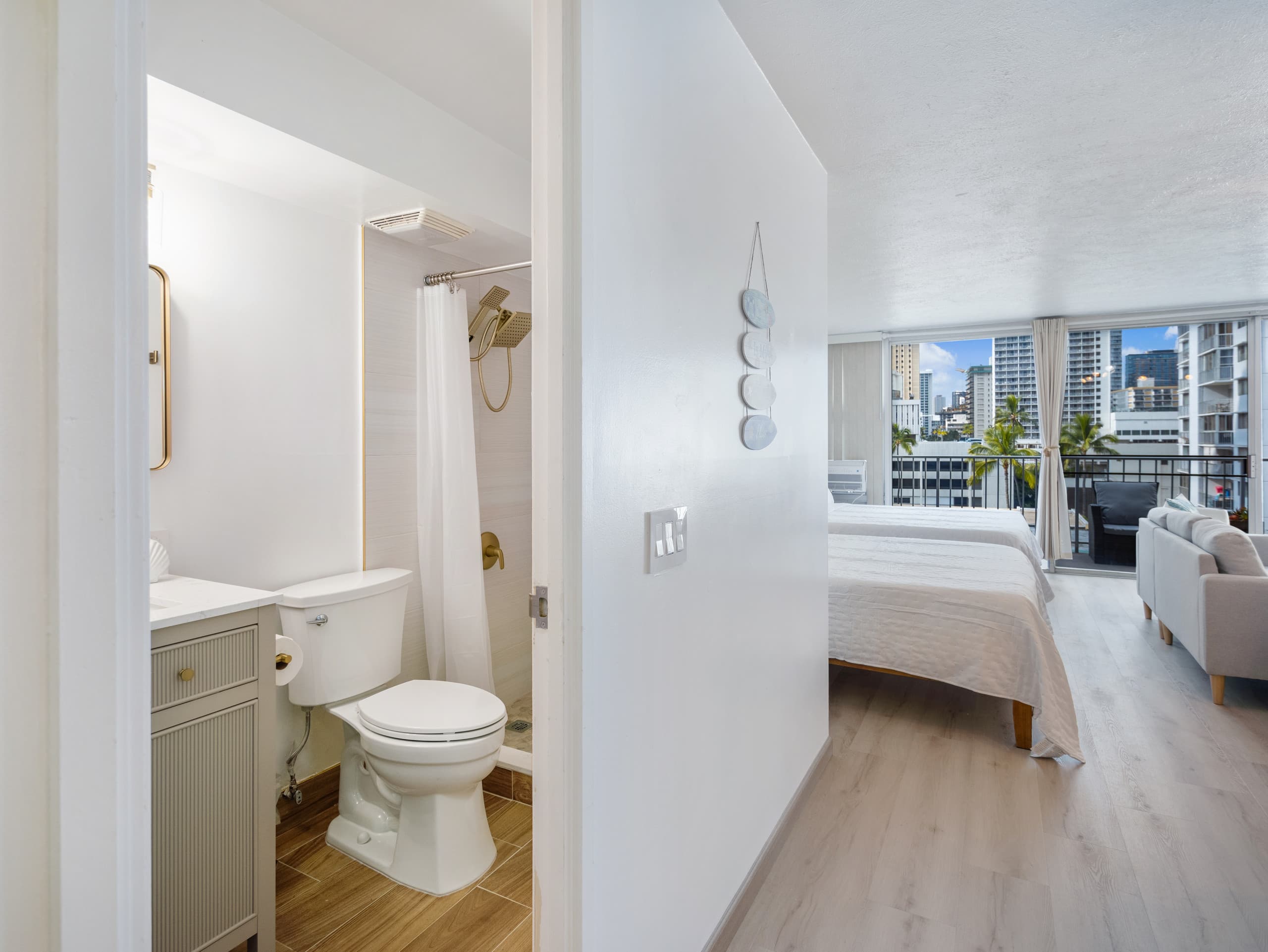 Stylish Renovated Studio with Parking in Waikiki! - Image 20