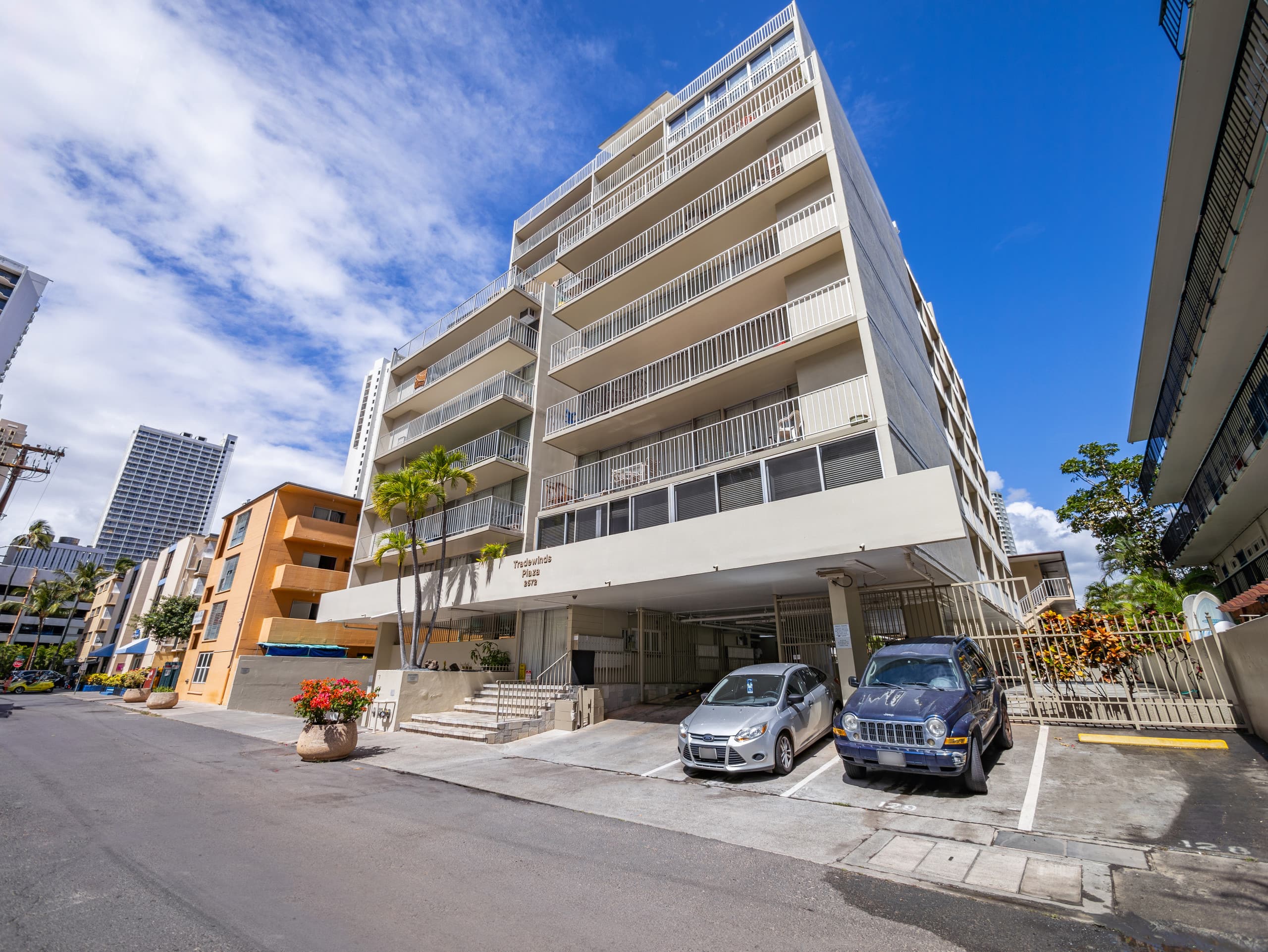 Stylish Renovated Studio with Parking in Waikiki! - Image 1