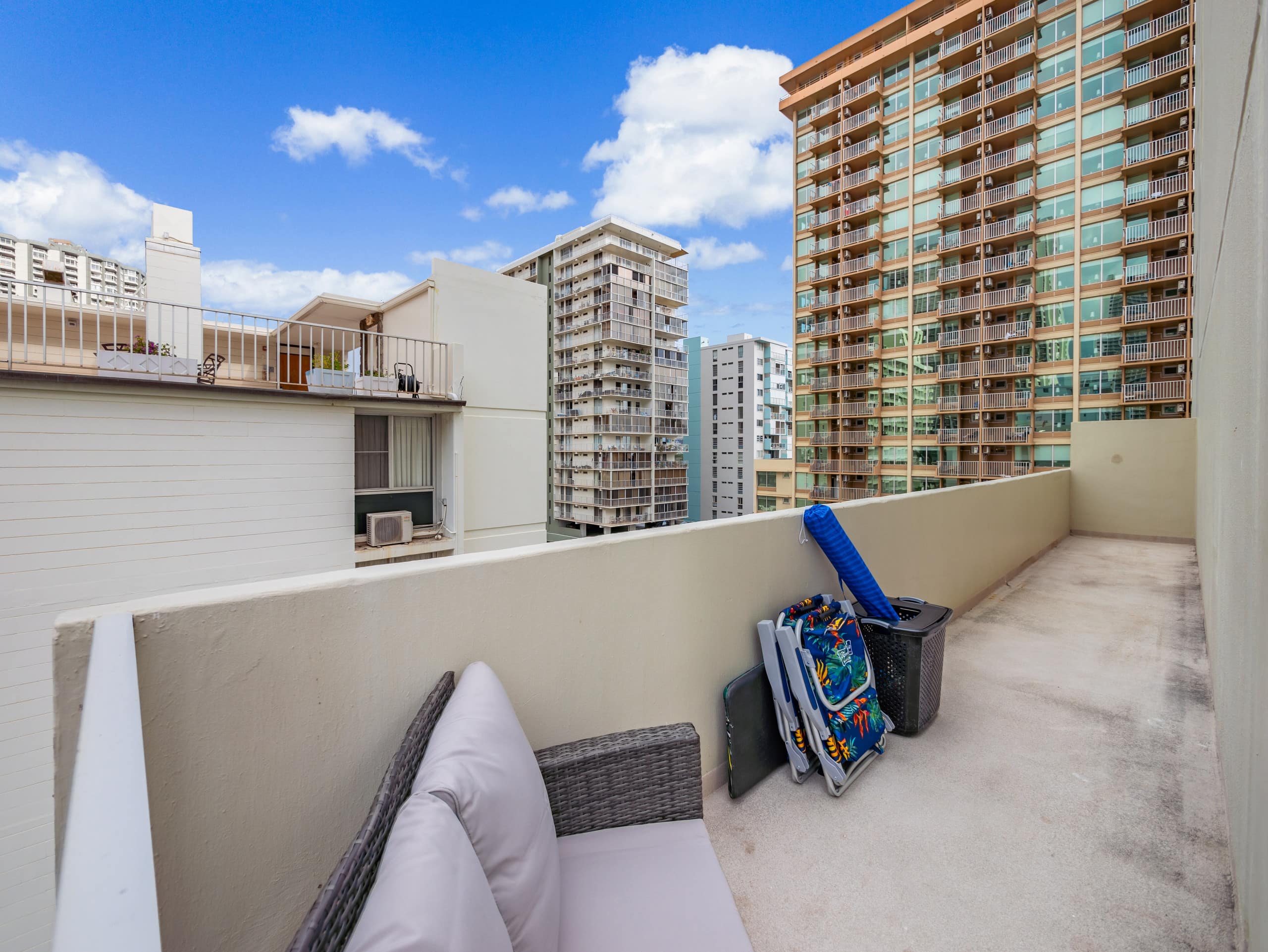 Stylish Renovated Studio with Parking in Waikiki! - Image 27