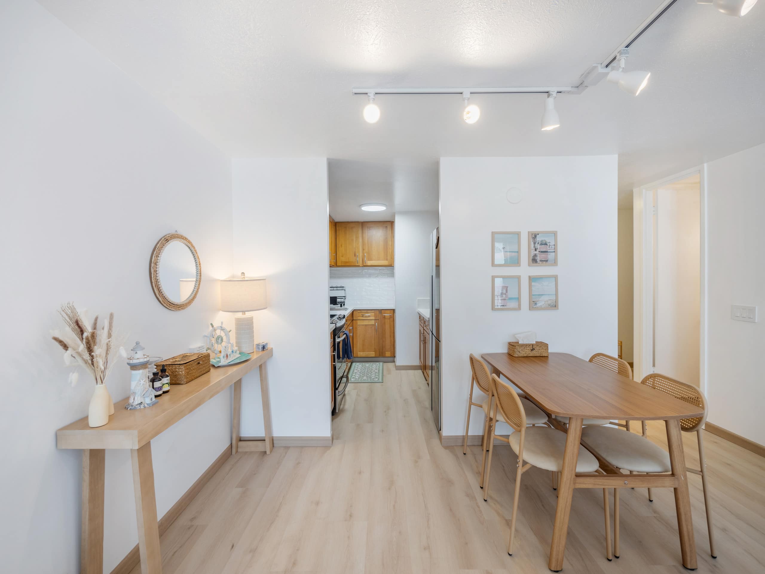 Stylish Renovated Studio with Parking in Waikiki! - Image 15