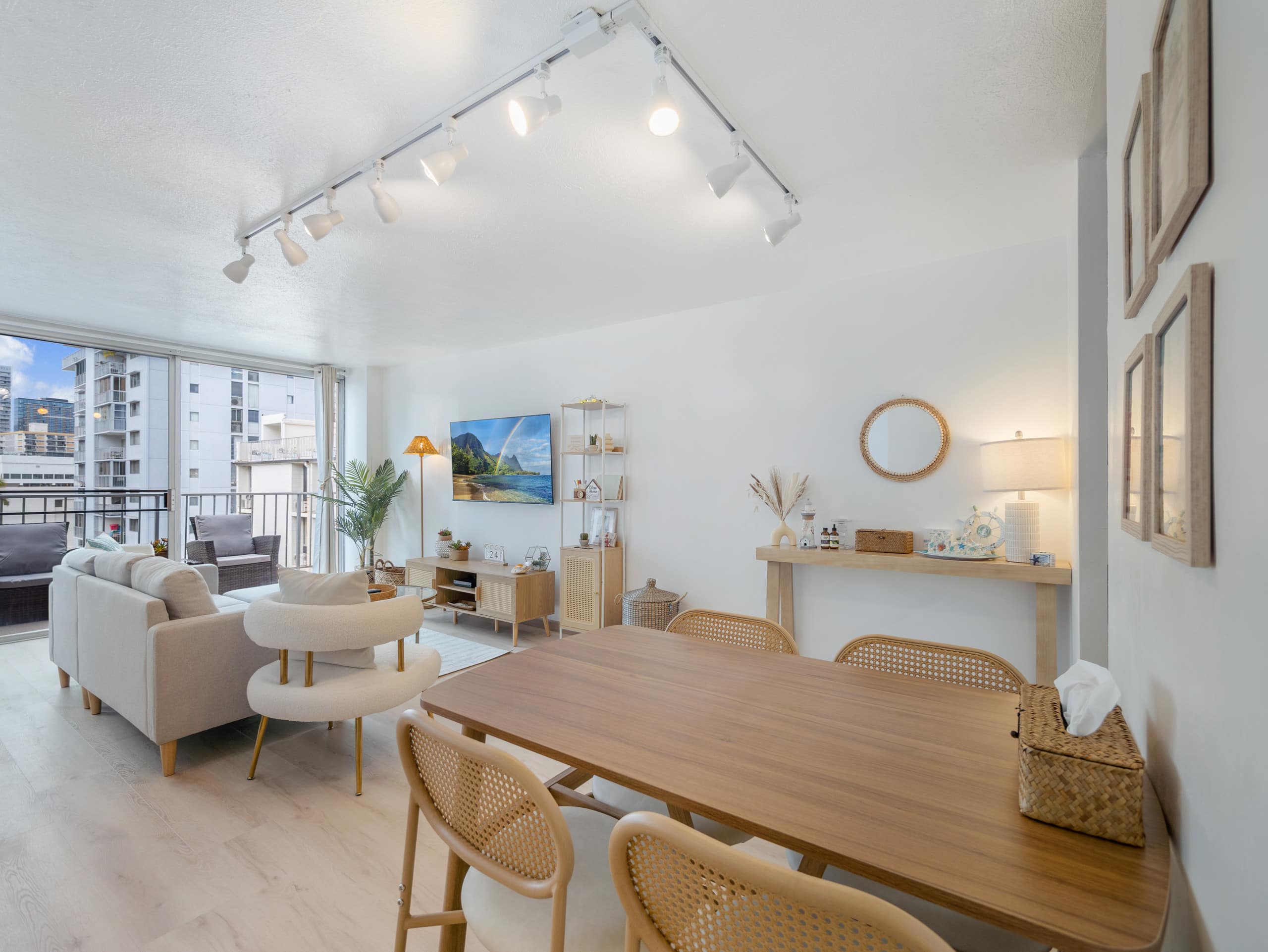 Stylish Renovated Studio with Parking in Waikiki! - Image 14