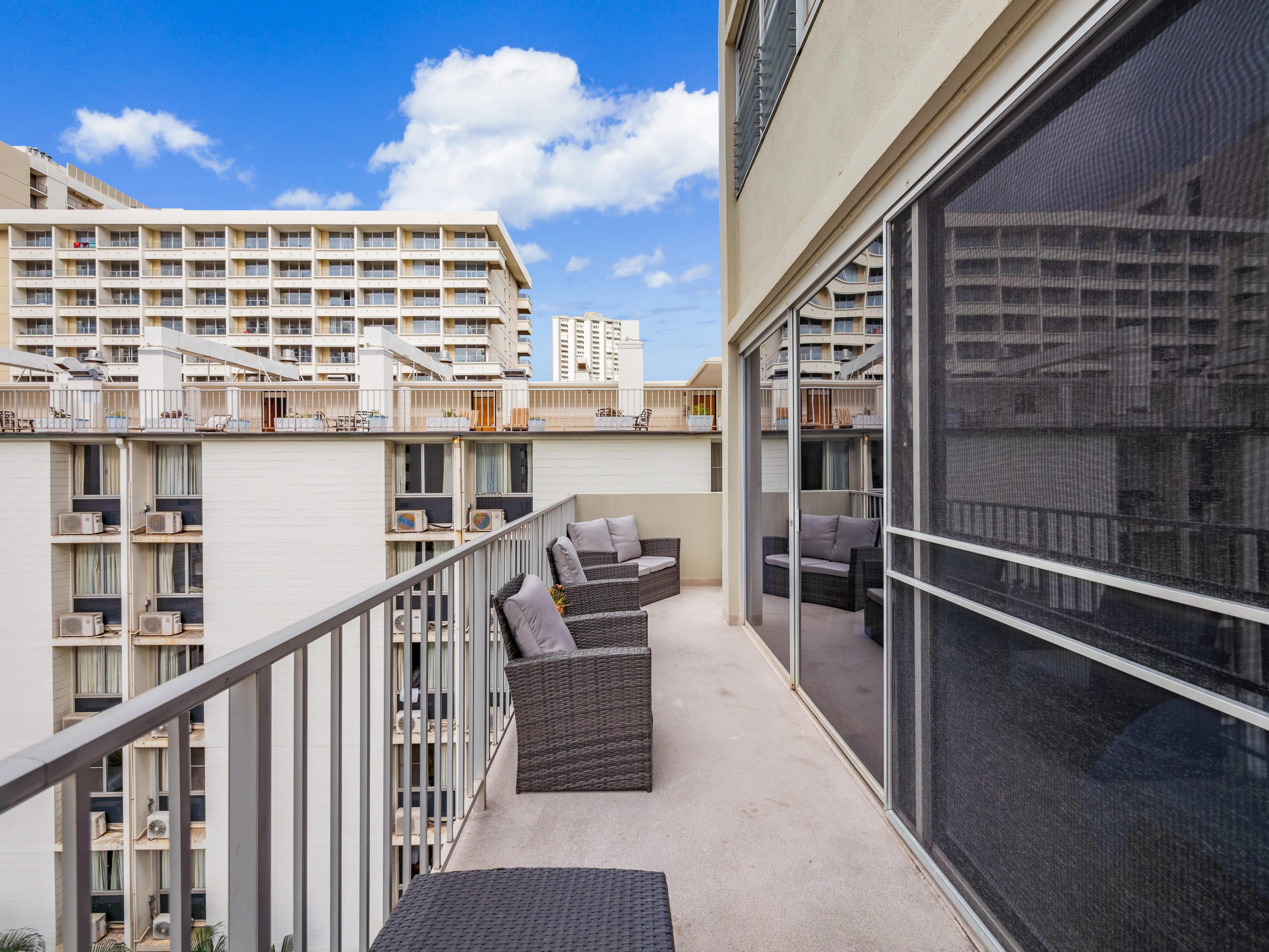 Stylish Renovated Studio with Parking in Waikiki! - Image 22