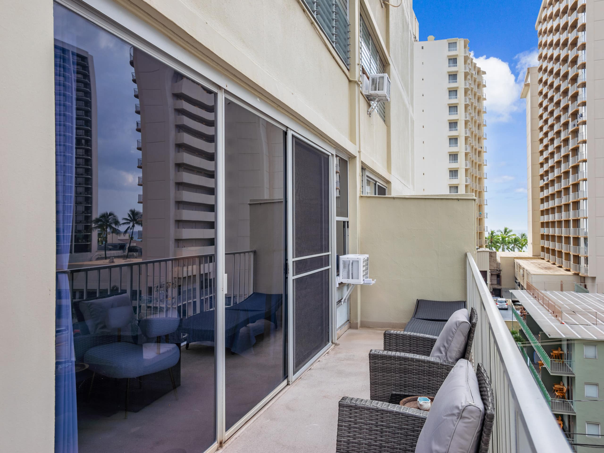 Stylish Renovated Studio with Parking in Waikiki! - Image 23
