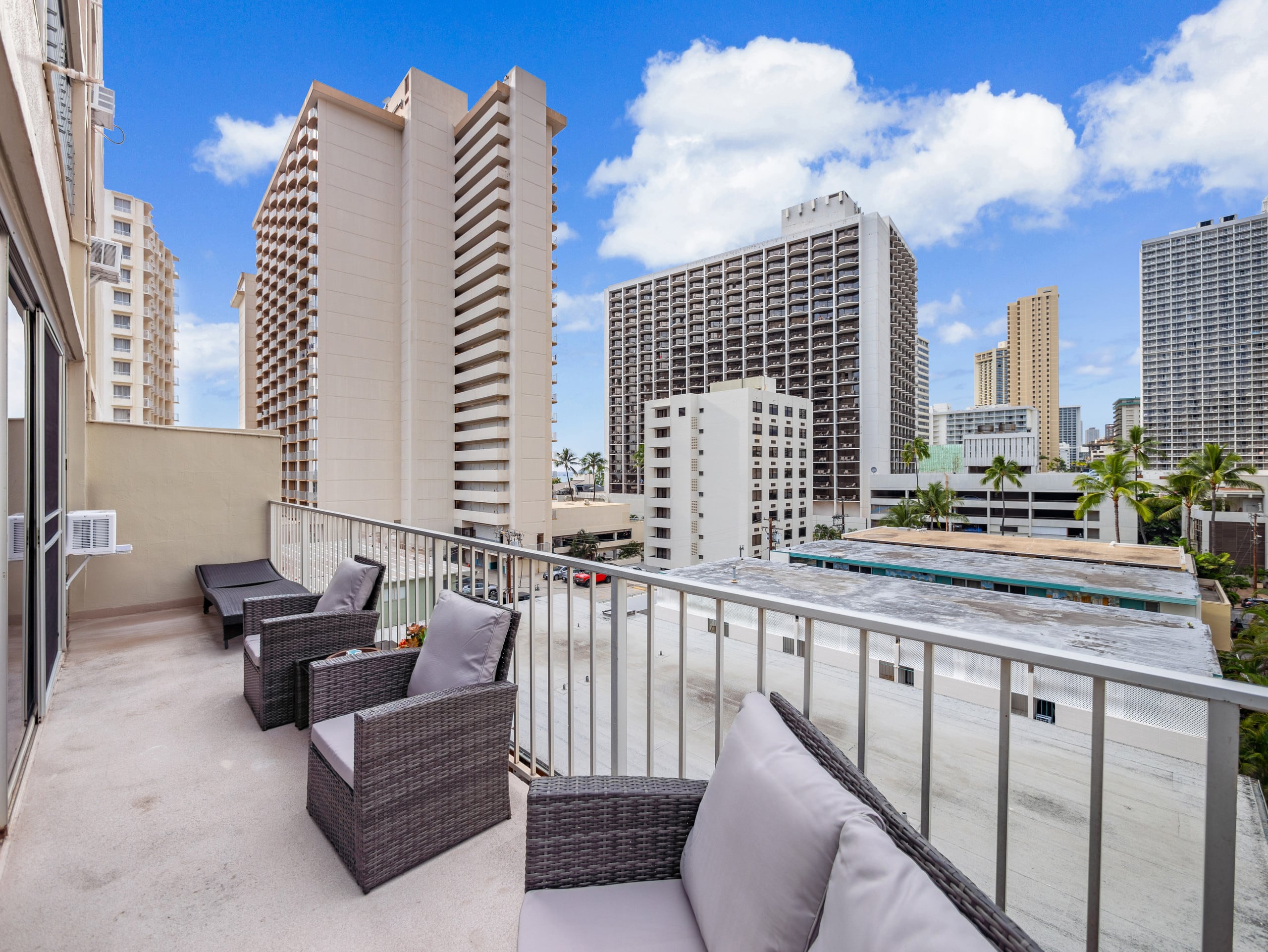 Stylish Renovated Studio with Parking in Waikiki! - Image 26