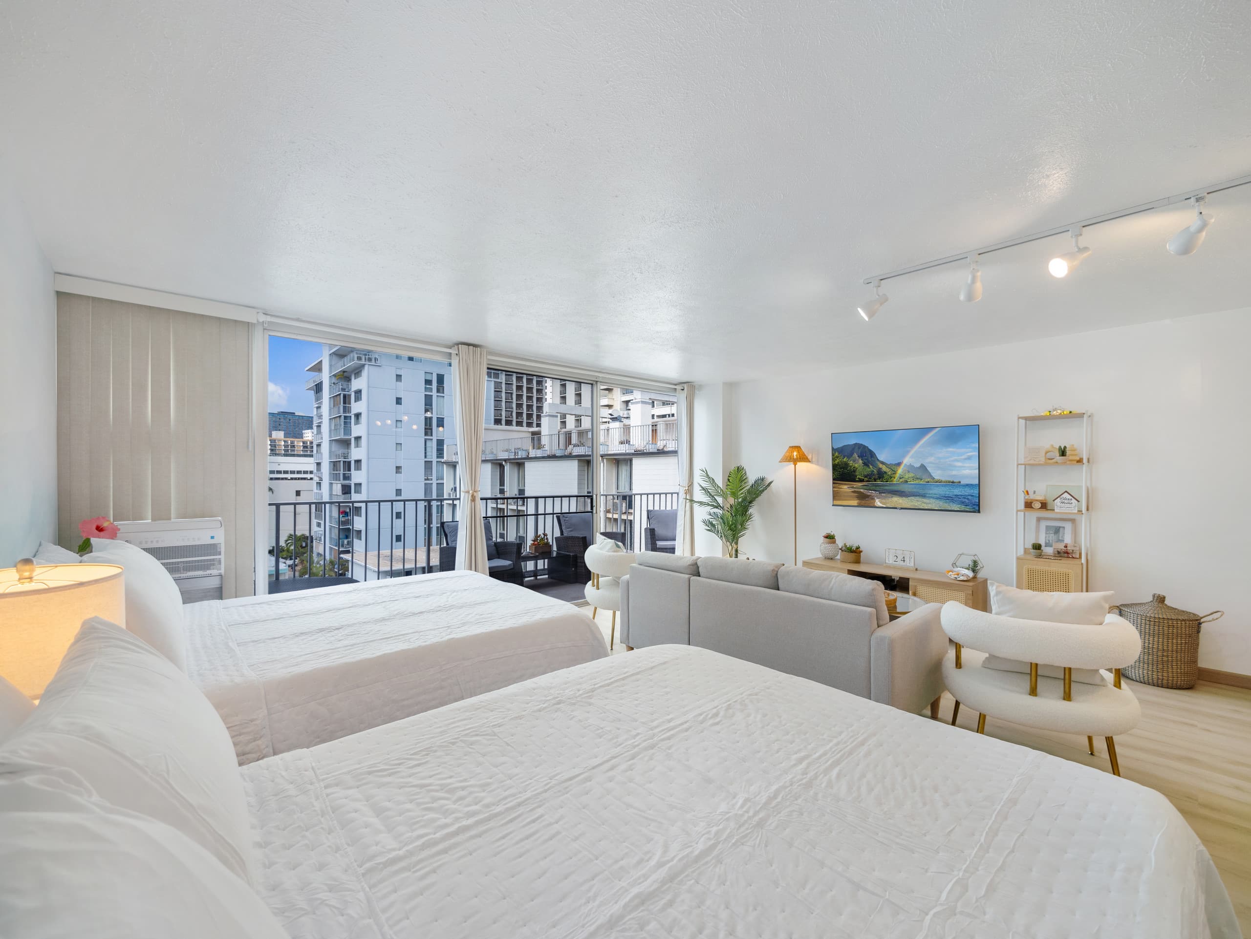 Stylish Renovated Studio with Parking in Waikiki! - Image 35