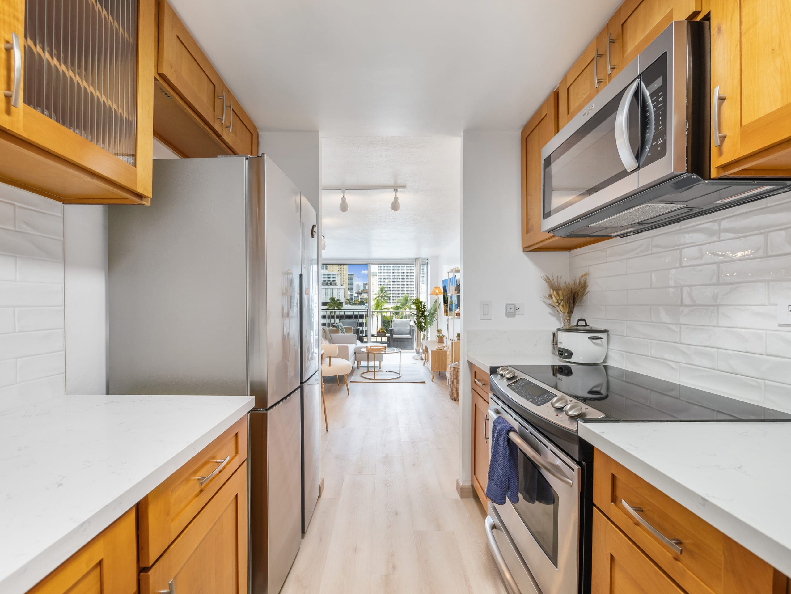 Stylish Renovated Studio with Parking in Waikiki! - Image 12