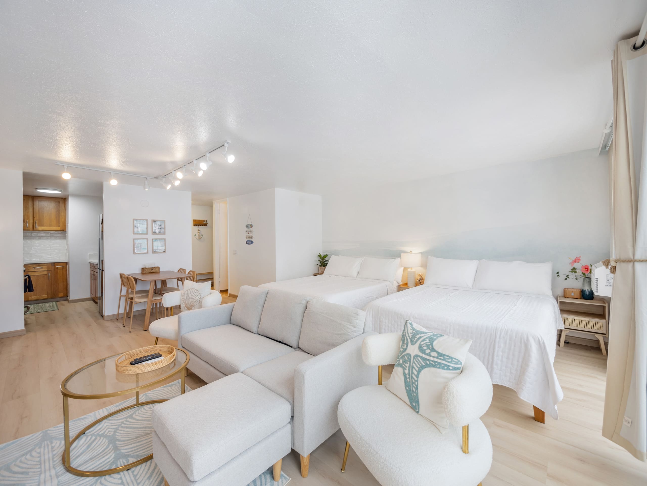 Stylish Renovated Studio with Parking in Waikiki! - Image 32