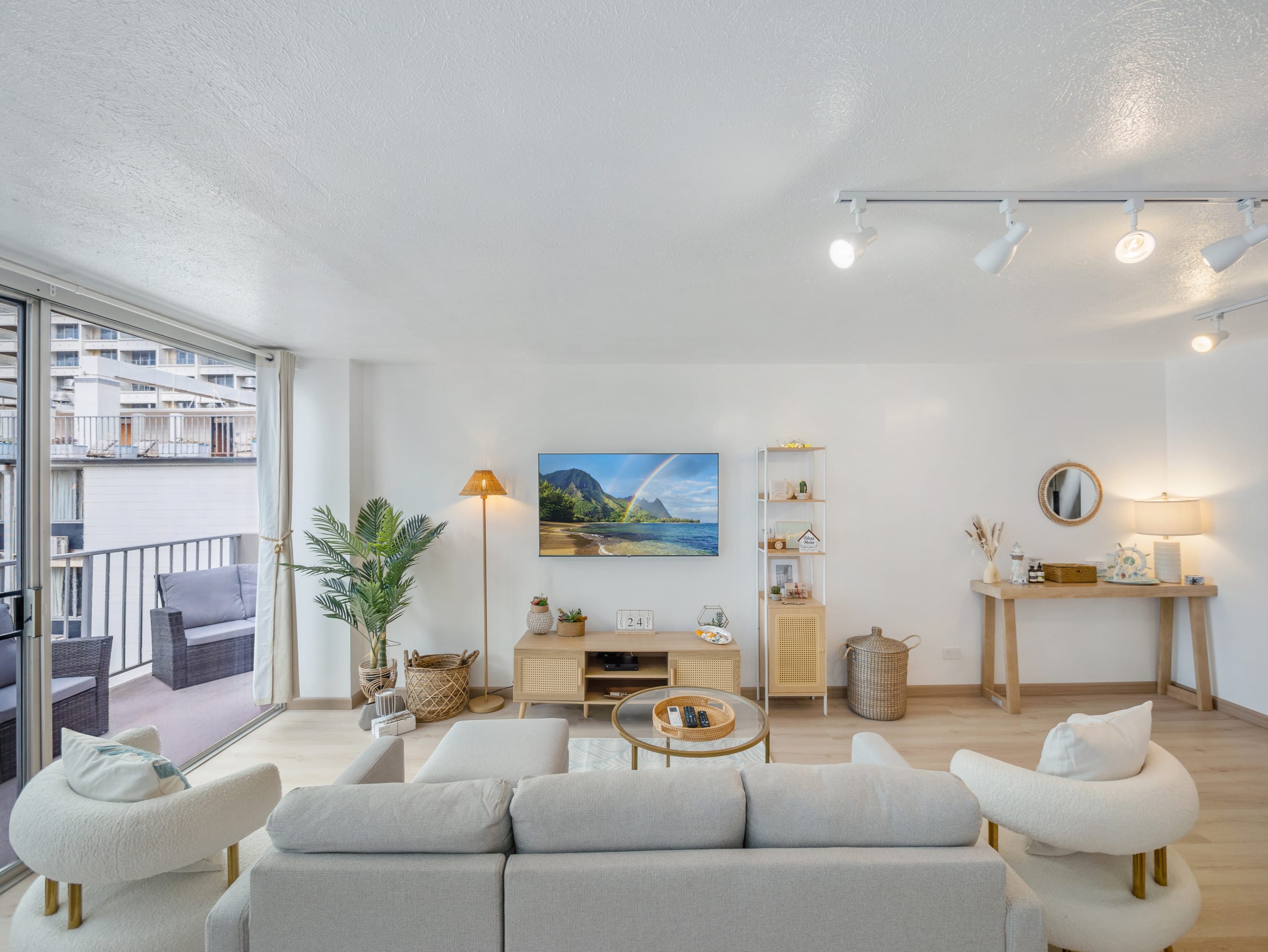 Stylish Renovated Studio with Parking in Waikiki! - Image 5