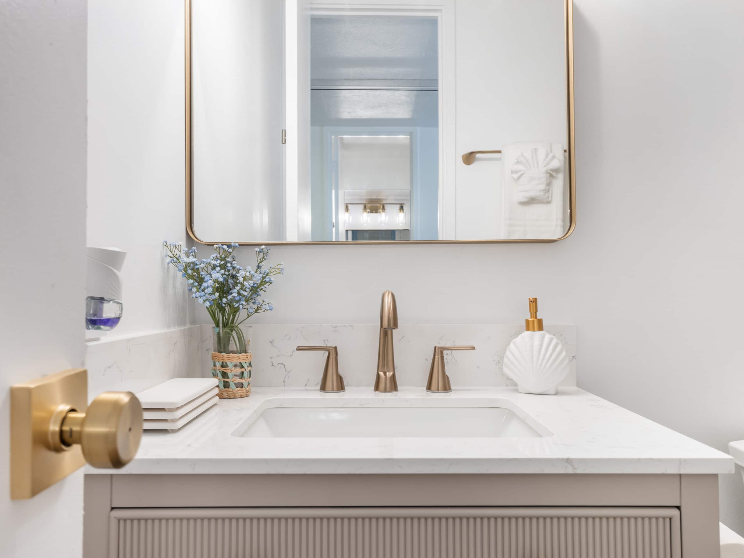 Stylish Renovated Studio with Parking in Waikiki! - Image 18