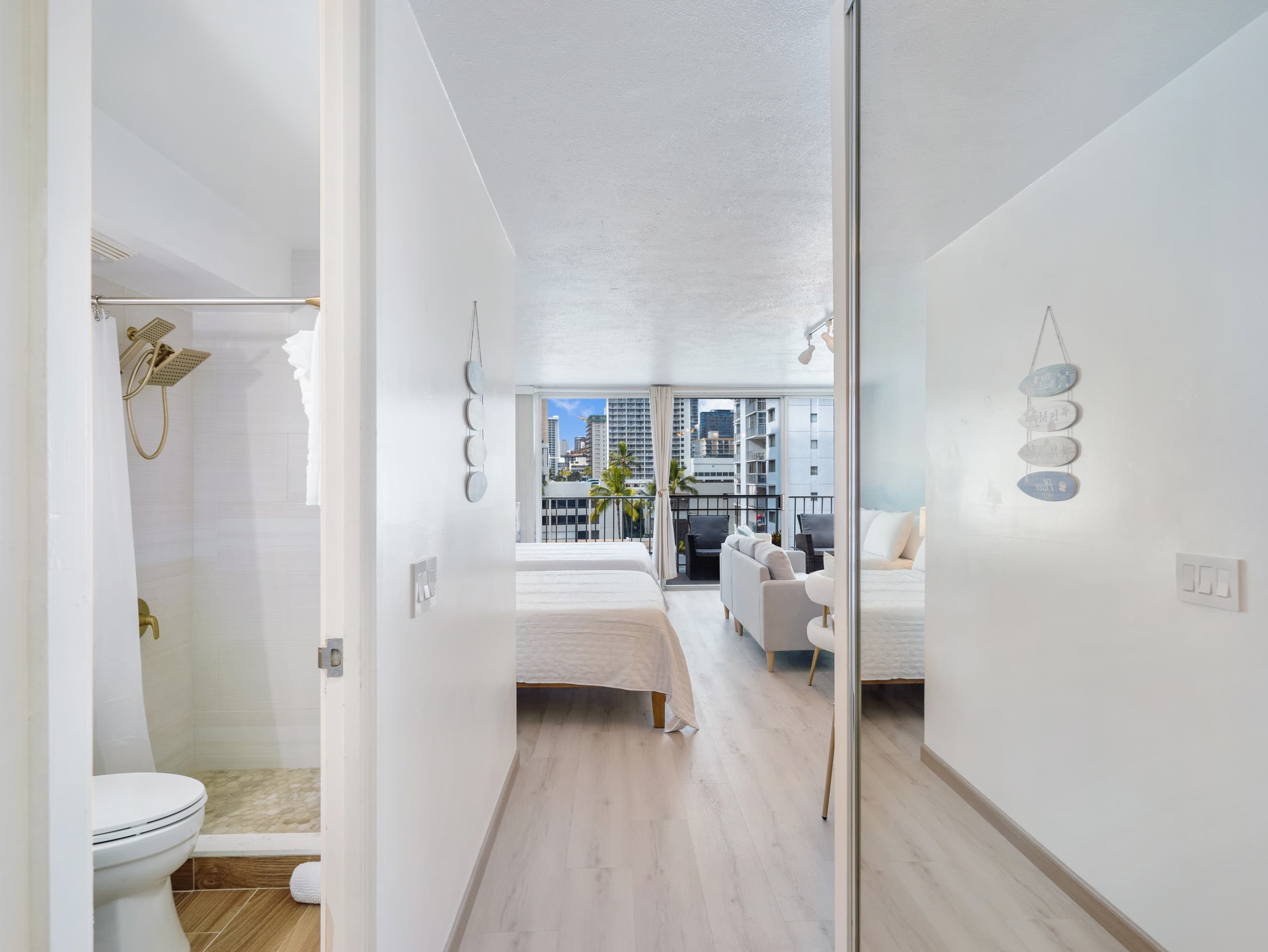 Stylish Renovated Studio with Parking in Waikiki! - Image 43