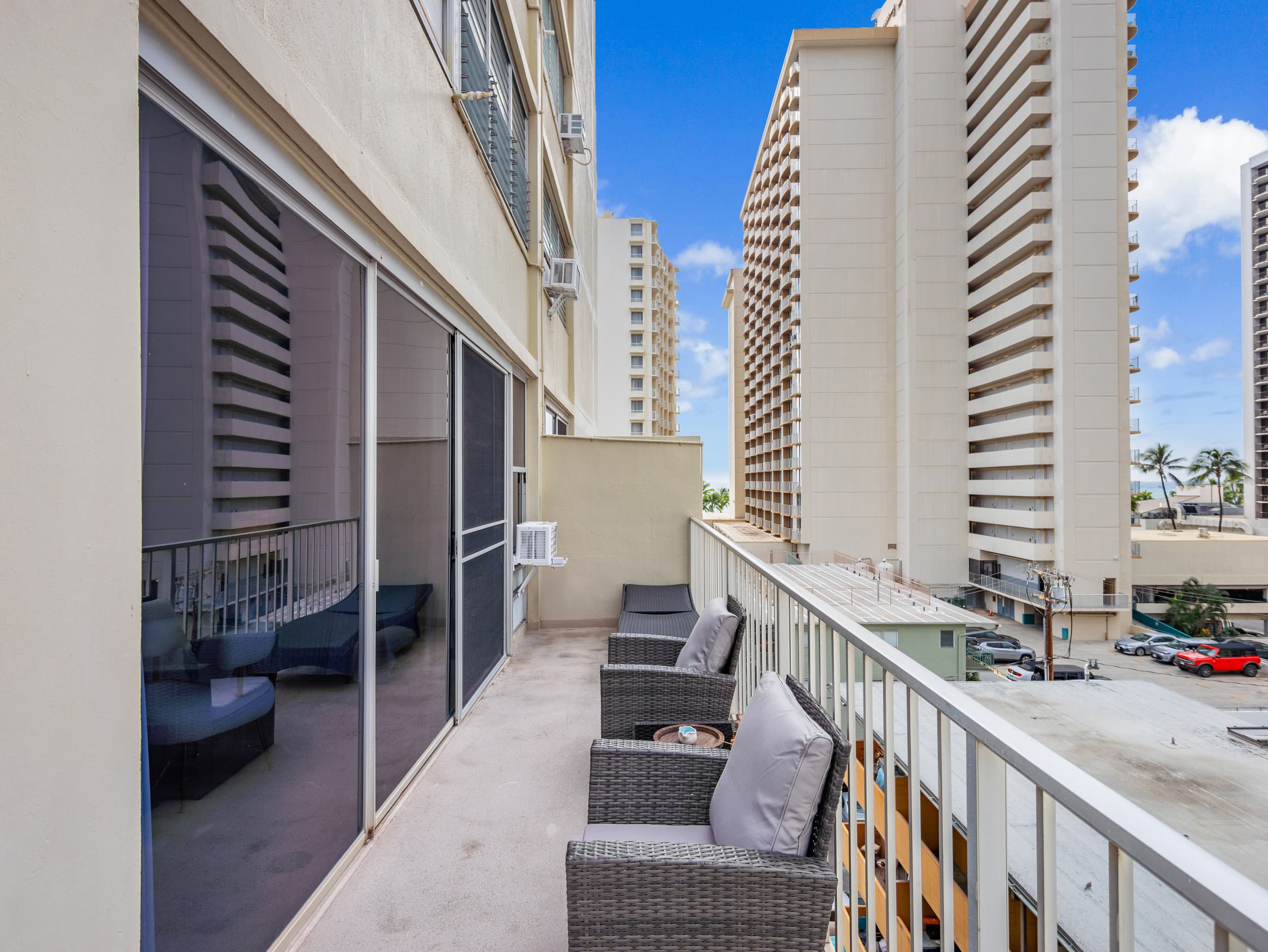 Stylish Renovated Studio with Parking in Waikiki! - Image 25