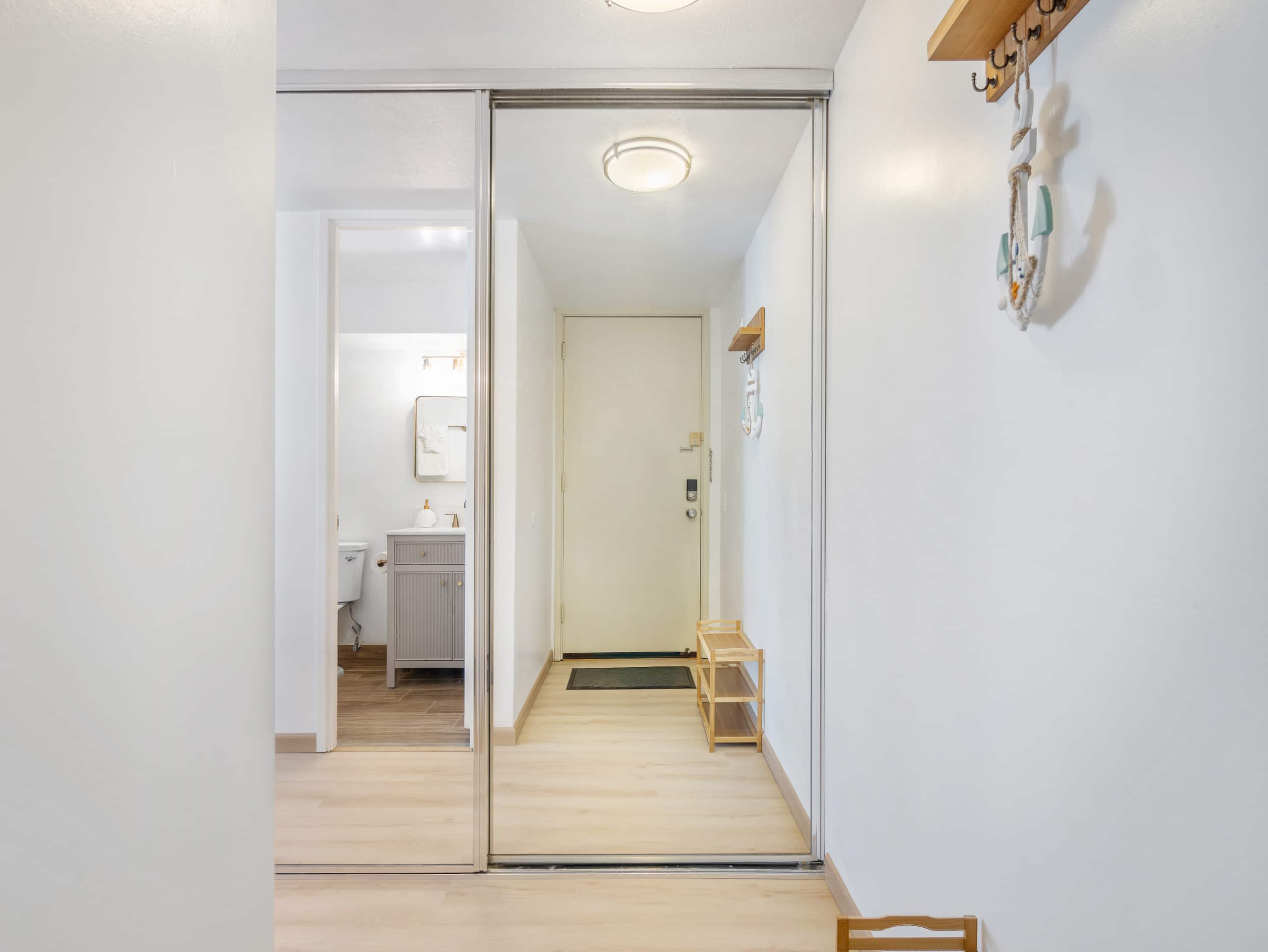 Stylish Renovated Studio with Parking in Waikiki! - Image 44