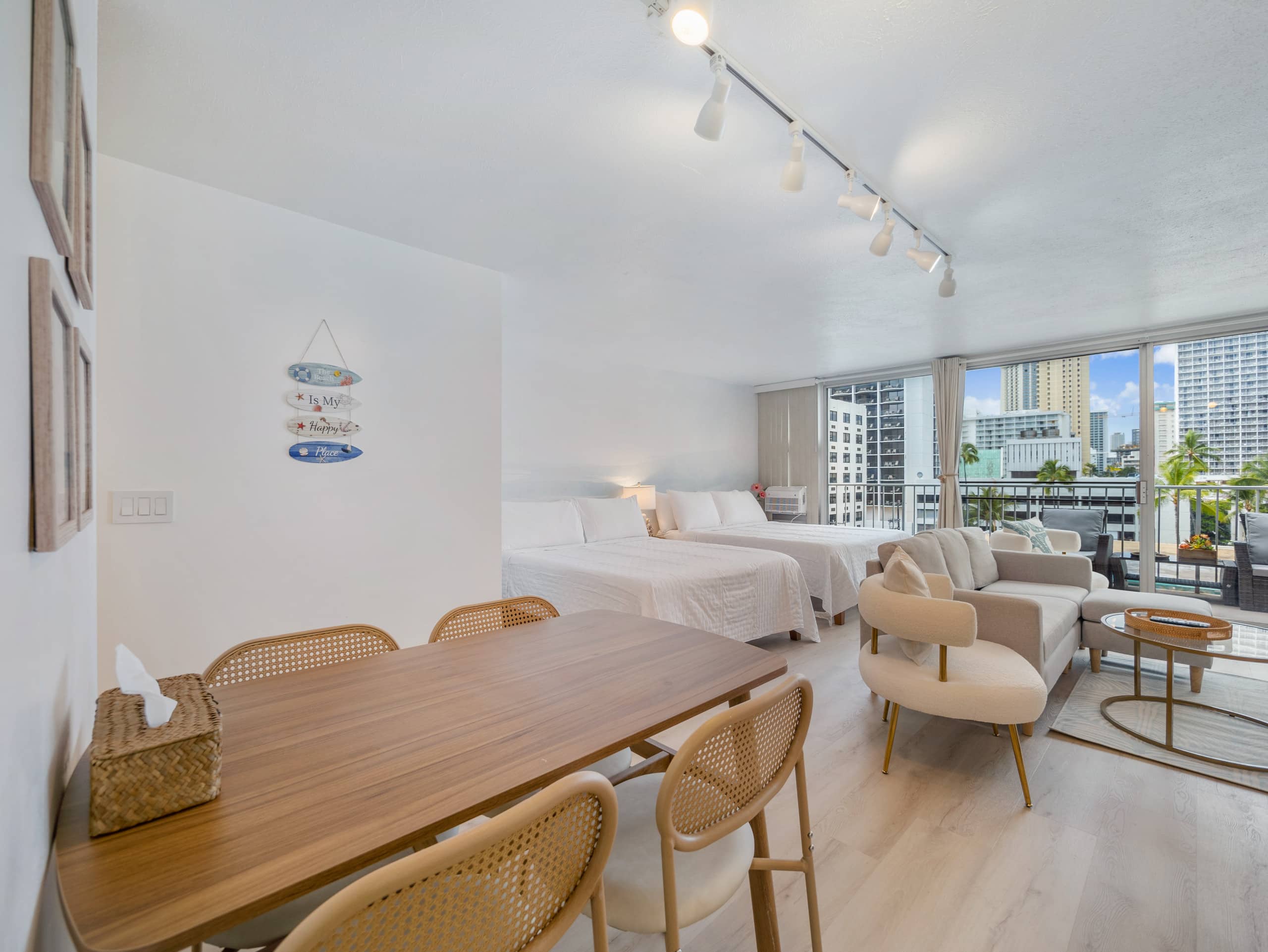 Stylish Renovated Studio with Parking in Waikiki! - Image 16