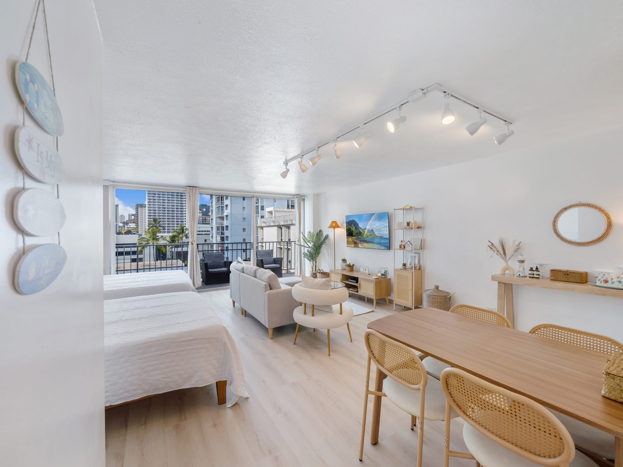 Stylish Renovated Studio with Parking in Waikiki! - Image 17