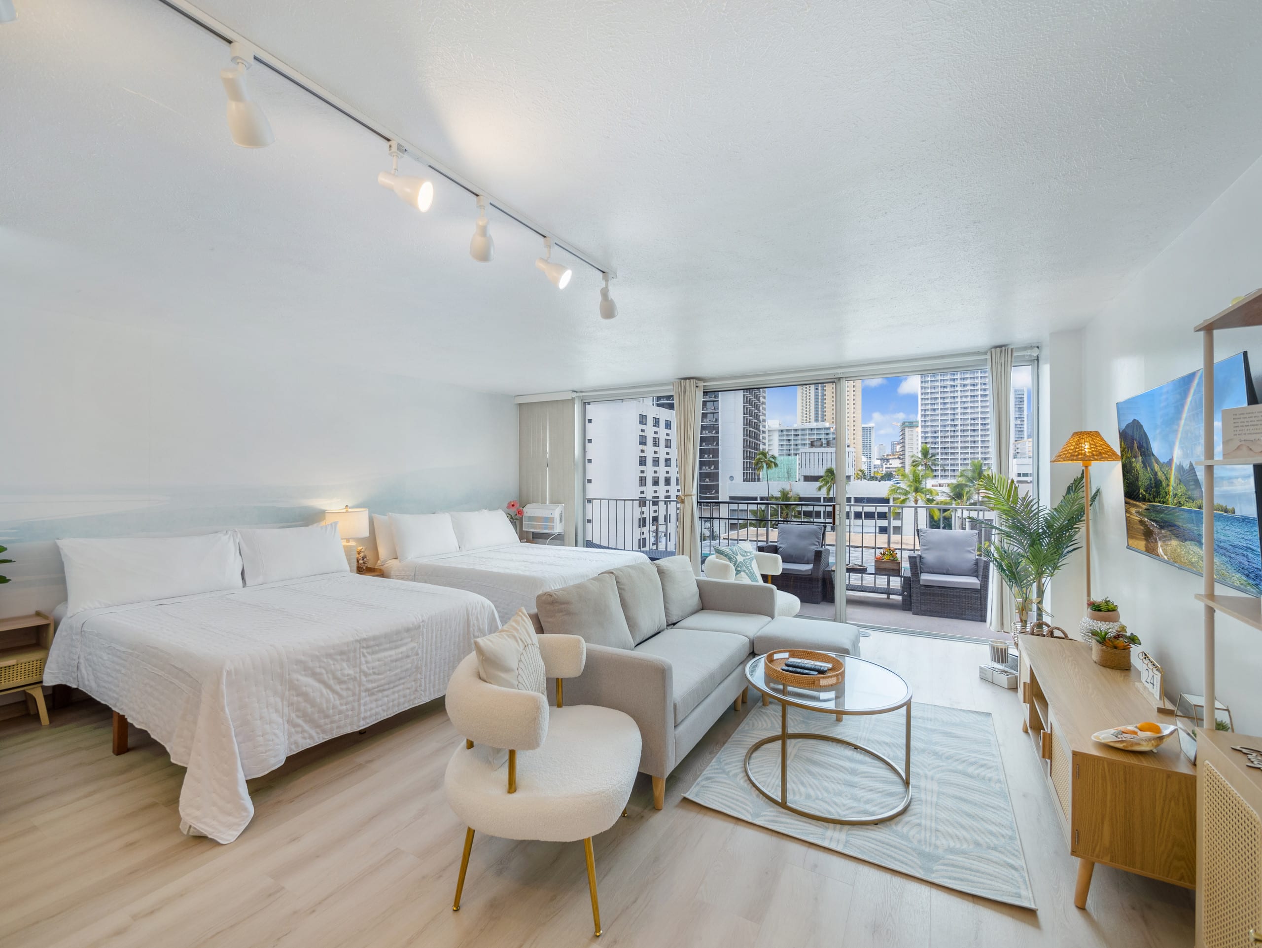 Stylish Renovated Studio with Parking in Waikiki! - Image 40