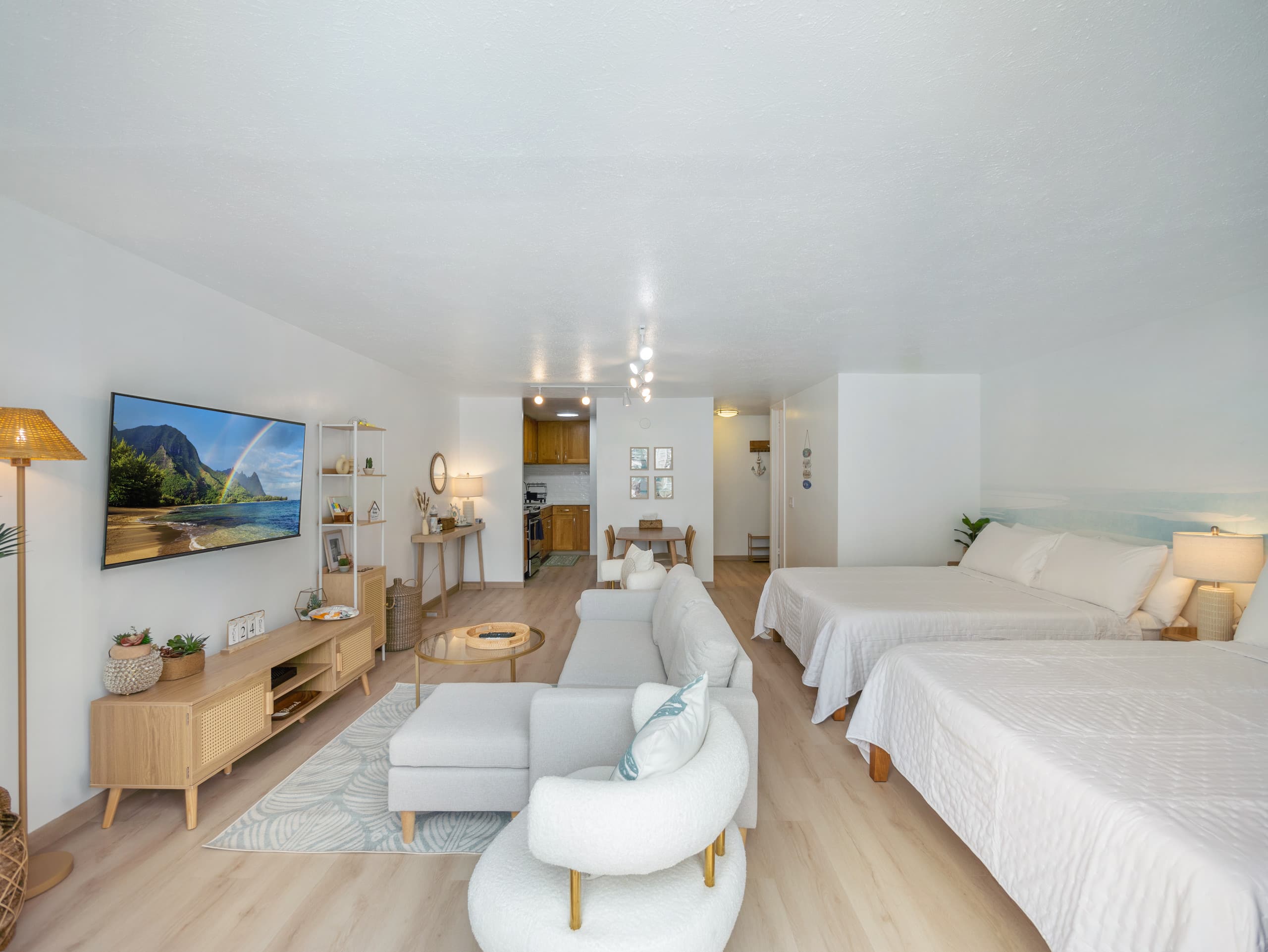 Stylish Renovated Studio with Parking in Waikiki! - Image 33