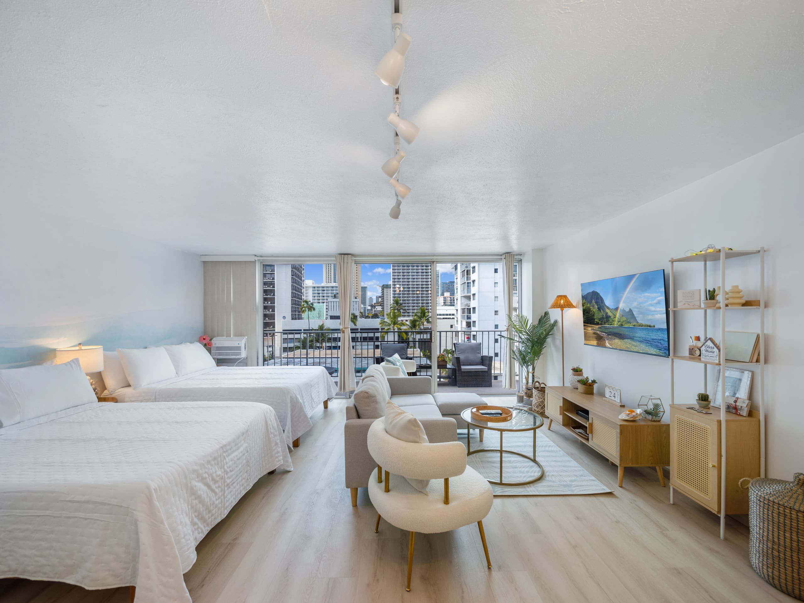 Stylish Renovated Studio with Parking in Waikiki! - Image 41