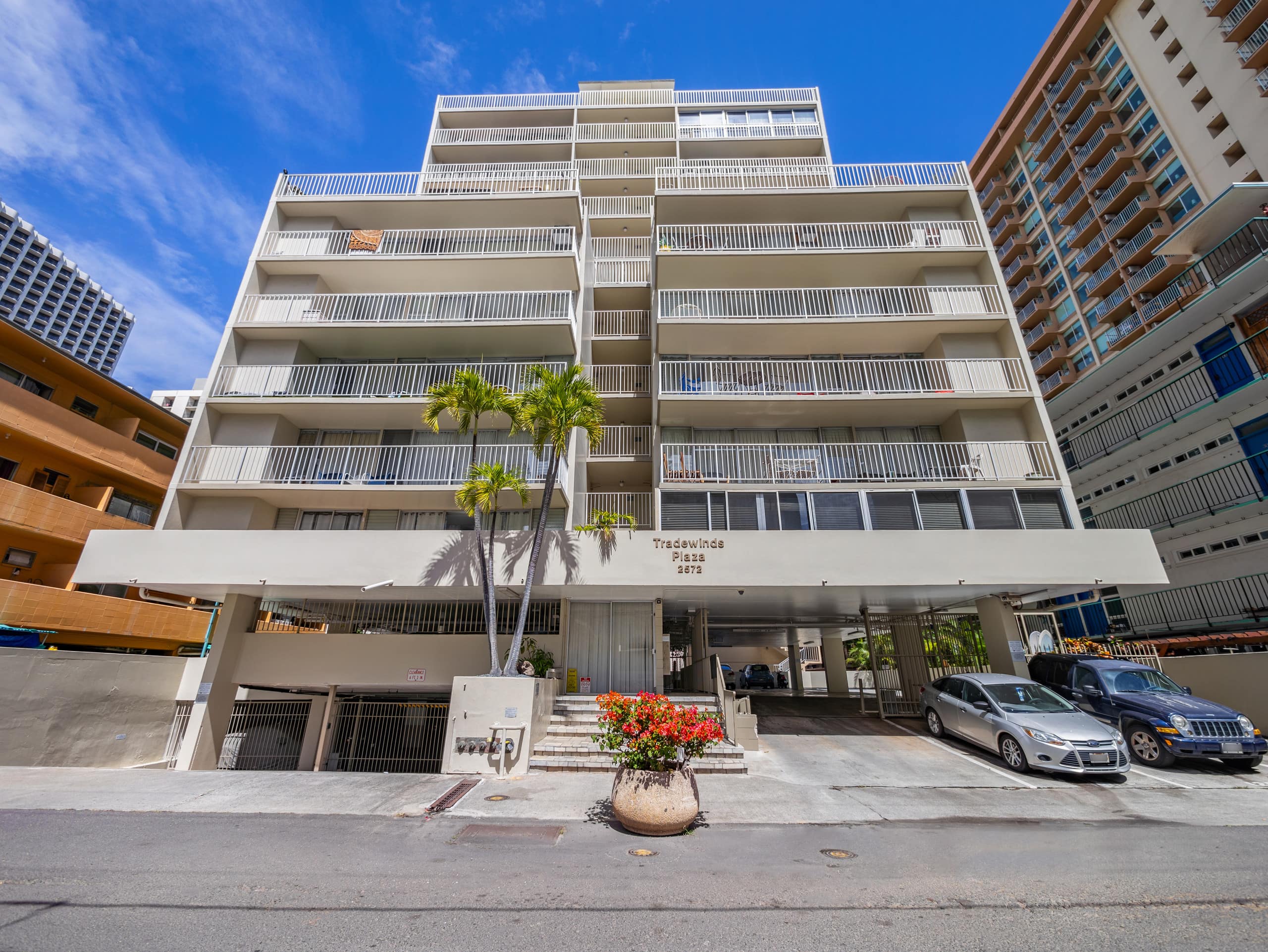 Stylish Renovated Studio with Parking in Waikiki! - Image 29