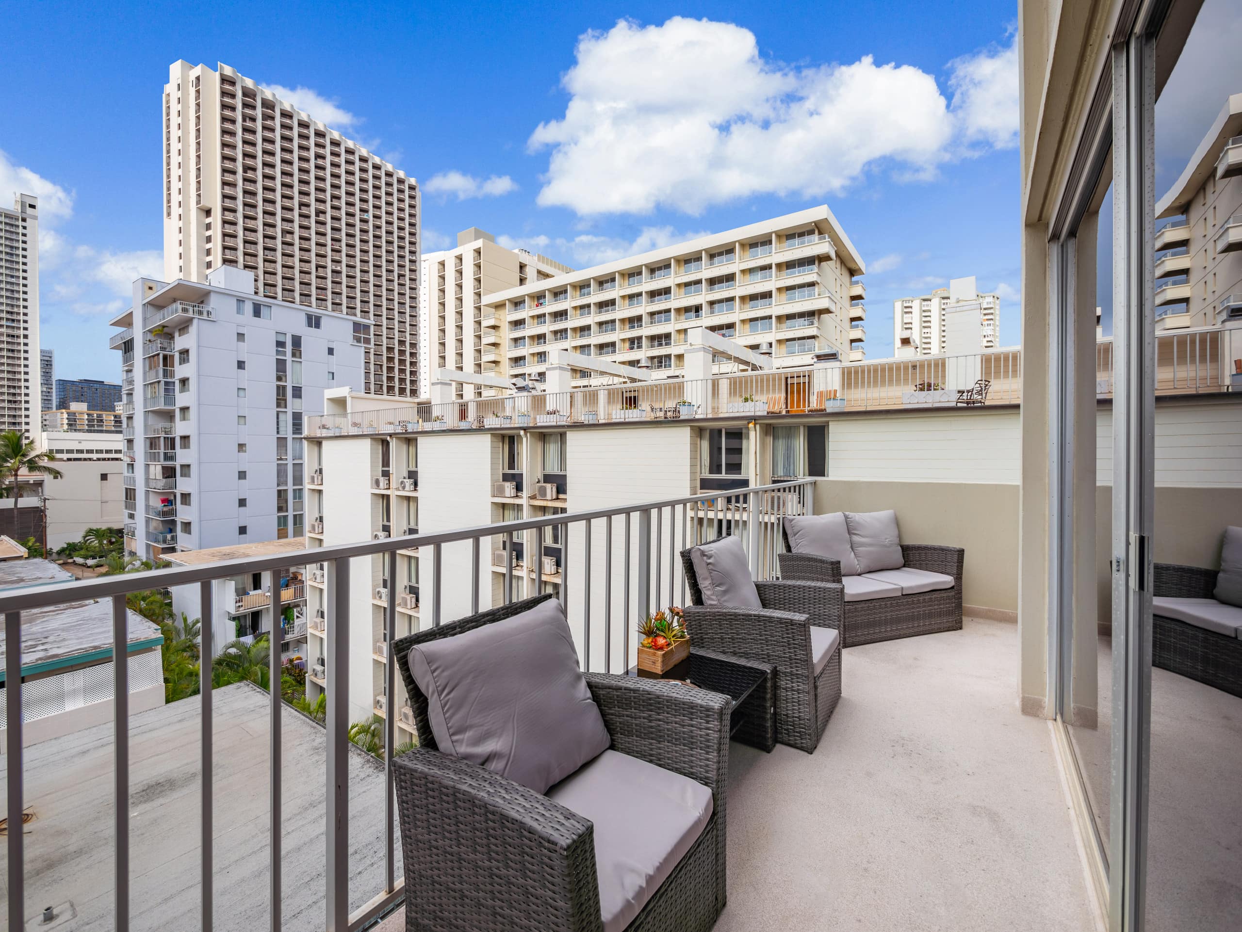 Stylish Renovated Studio with Parking in Waikiki! - Image 21