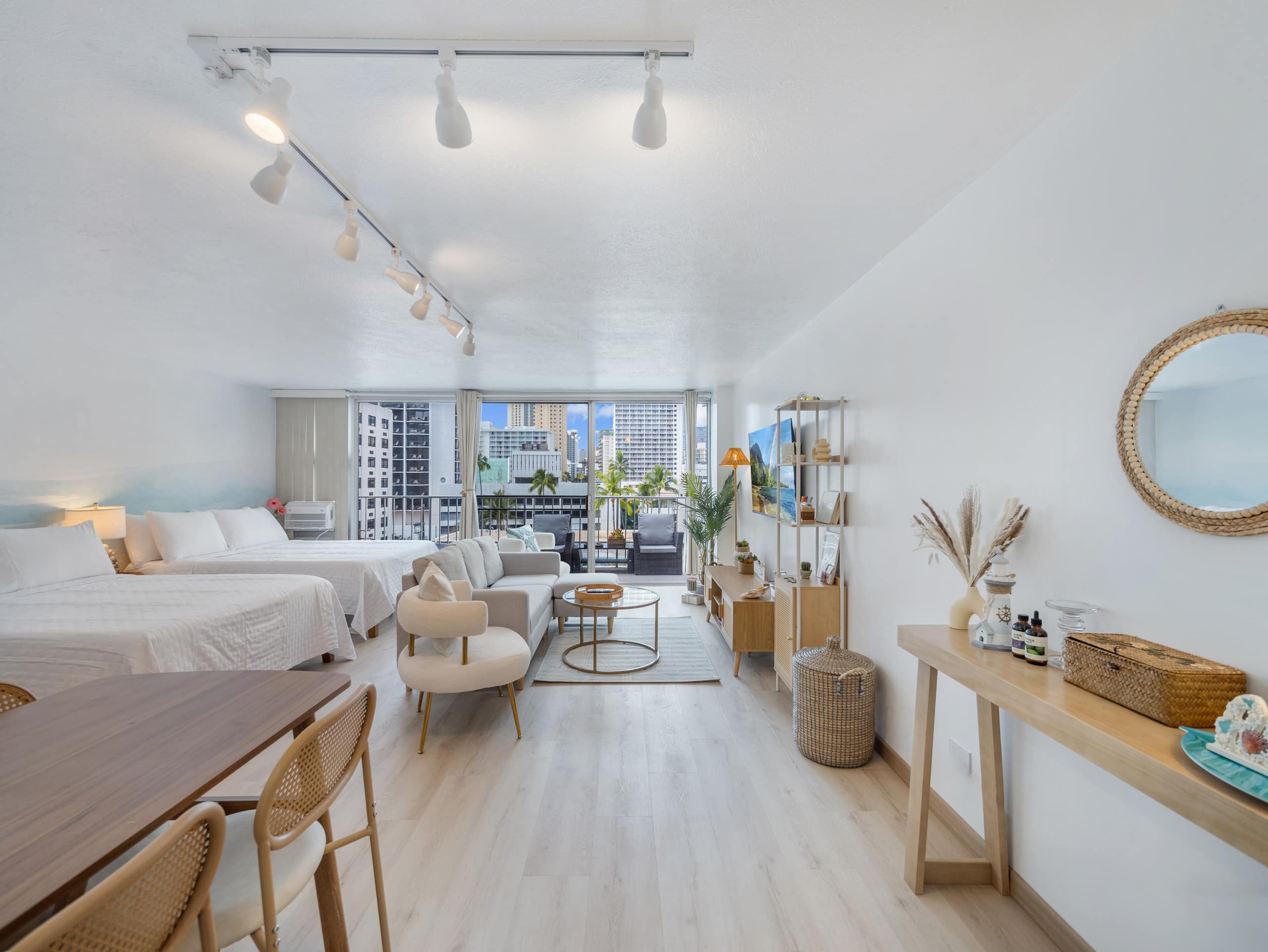 Stylish Renovated Studio with Parking in Waikiki! - Image 39