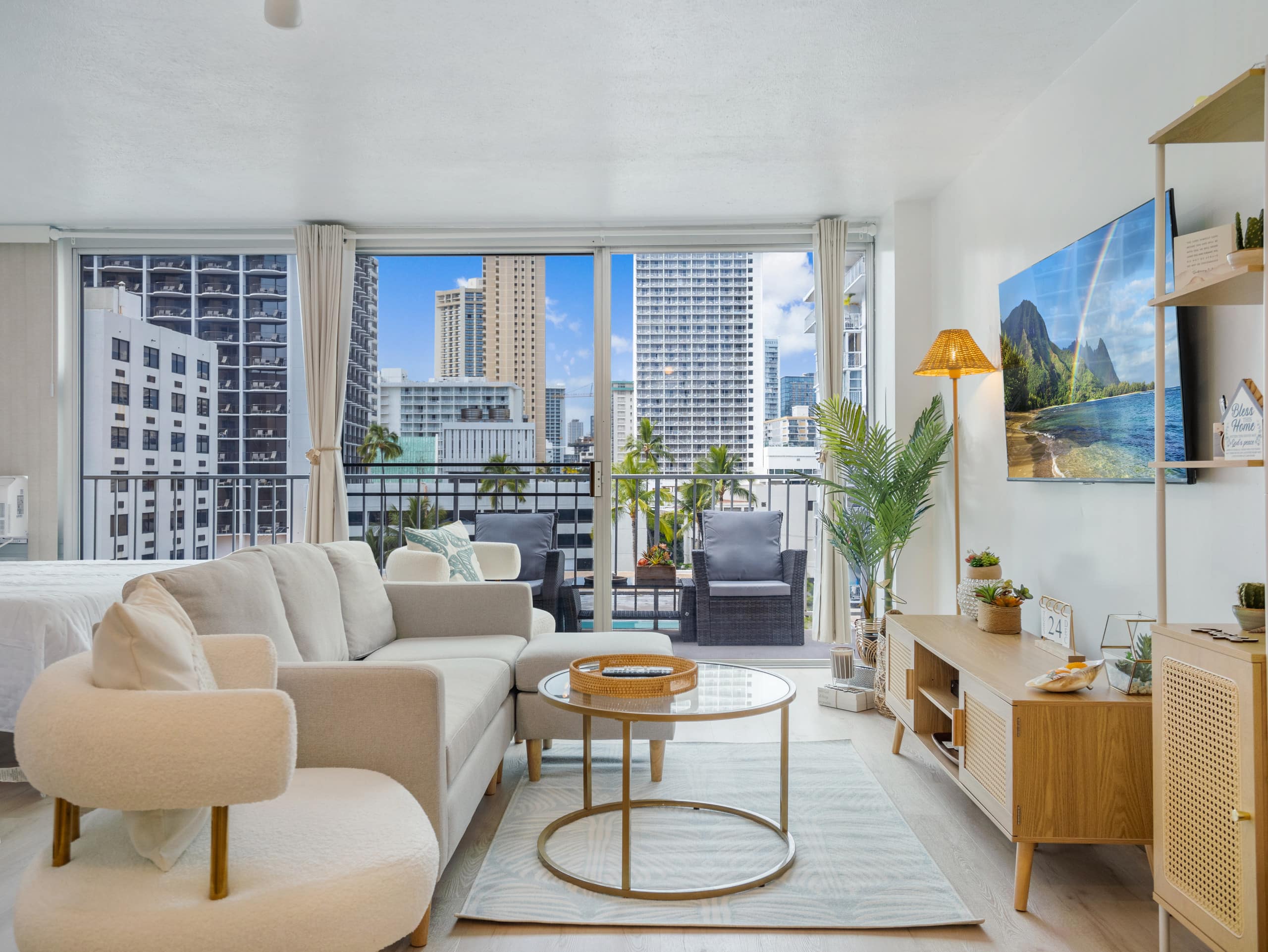 Stylish Renovated Studio with Parking in Waikiki! - Image 4