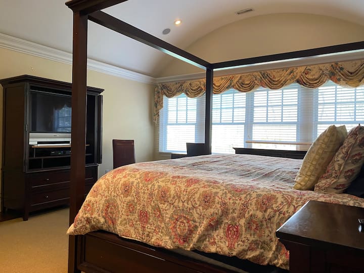 Kitanda aina ya Master bedroom King canopy