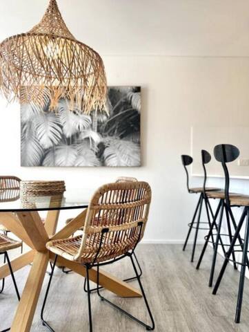 The Palmview Retreat – 800m to Hastings Street!