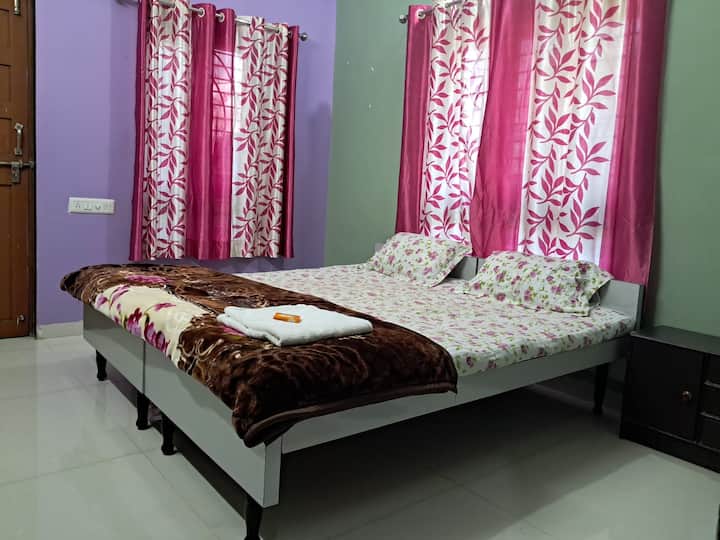 Air Conditioned Room For Couple - Vapi