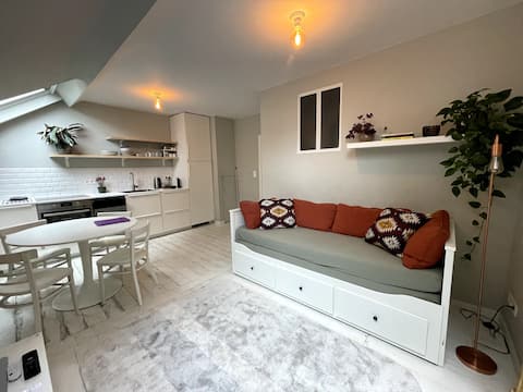 Popular Airbnb listing: Bright Duplex • 2 BR • EU Area / City Centre in Saint Josse Ten Noode Sint Joost Ten Node