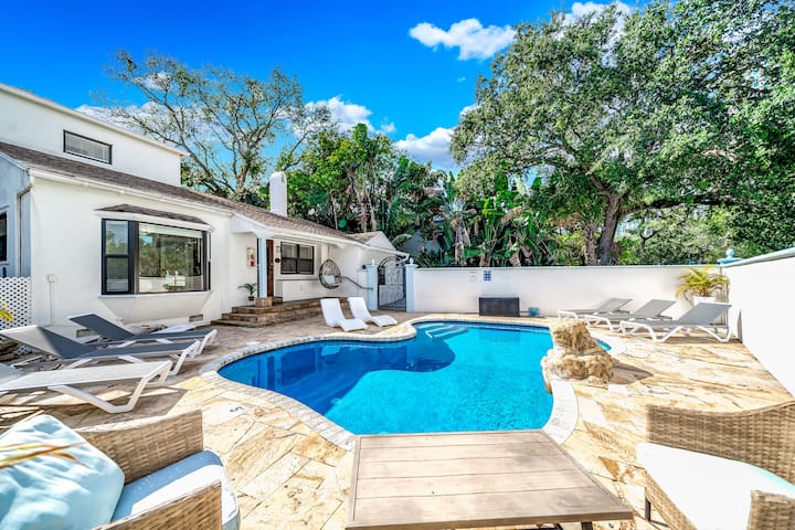 Heated Pool! Massive Gem+Close To Beach & Shops!