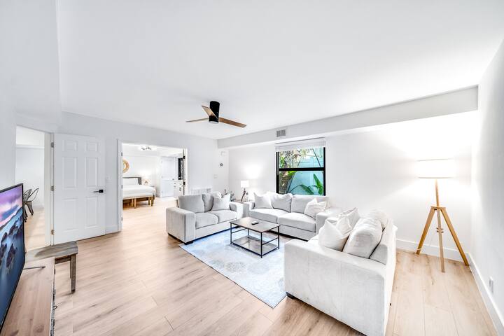 Heated Pool! Massive Gem+Close To Beach & Shops! gallery image 5