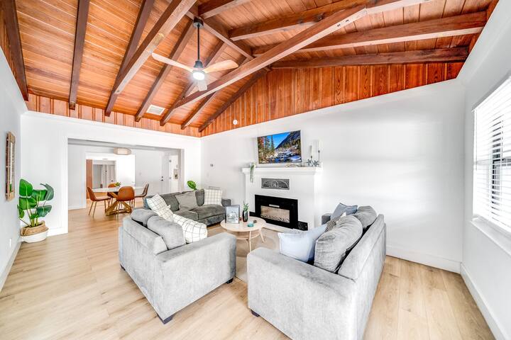 Heated Pool! Massive Gem+Close To Beach & Shops! gallery image 4