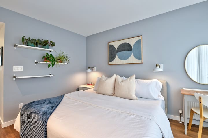 Space & Style in Heart of Toronto w/ Parking gallery image 4