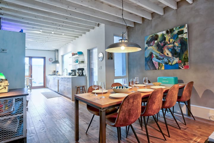 Space & Style in Heart of Toronto w/ Parking gallery image 3