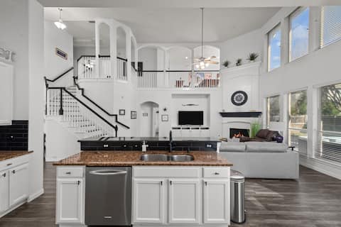 Keller’s Crown-Huge House Near Stadiums - Hot Tub