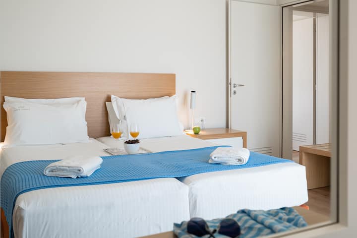 חדר שינה 2 עם 2 מיטות יחיד שניתן לשנות למיטת קינג סייז