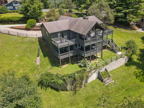 Hilltop Cottage with Hot Tub in Sky Valley, Ga