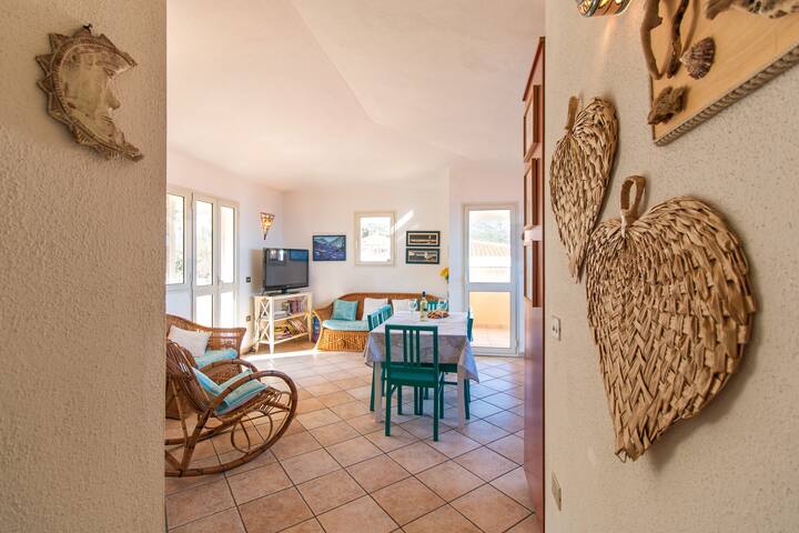 sala de estar con televisión y decodificador Sky - sin tarjeta. 