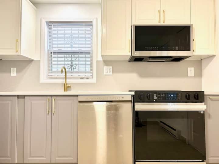 3b 1.5b Washer, Dryer, And 50 Inchtv - New York City, NY