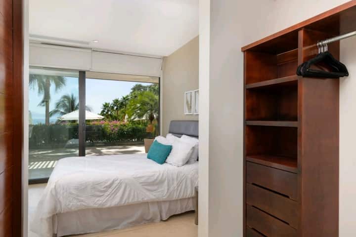 חדר עם מיטת קווין סייז, גישה ישירה למרפסת, חדר רחצה ושירותים וחדר ארונות.